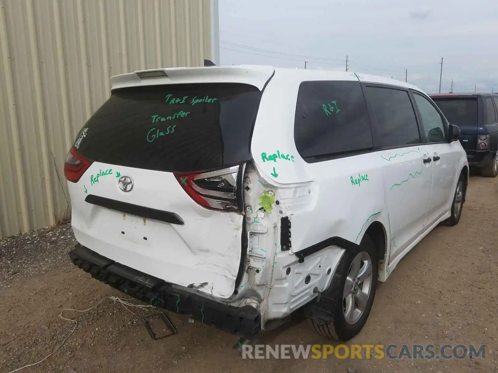 4 Photograph of a damaged car 5TDZZ3DC6LS025635 TOYOTA SIENNA 2020