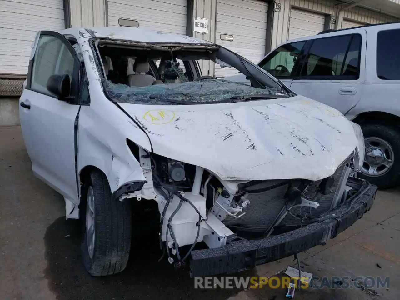 9 Photograph of a damaged car 5TDZZ3DC6LS055556 TOYOTA SIENNA 2020