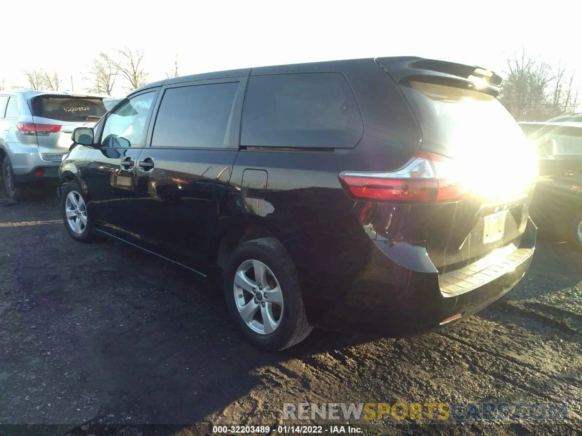 3 Photograph of a damaged car 5TDZZ3DC6LS070252 TOYOTA SIENNA 2020