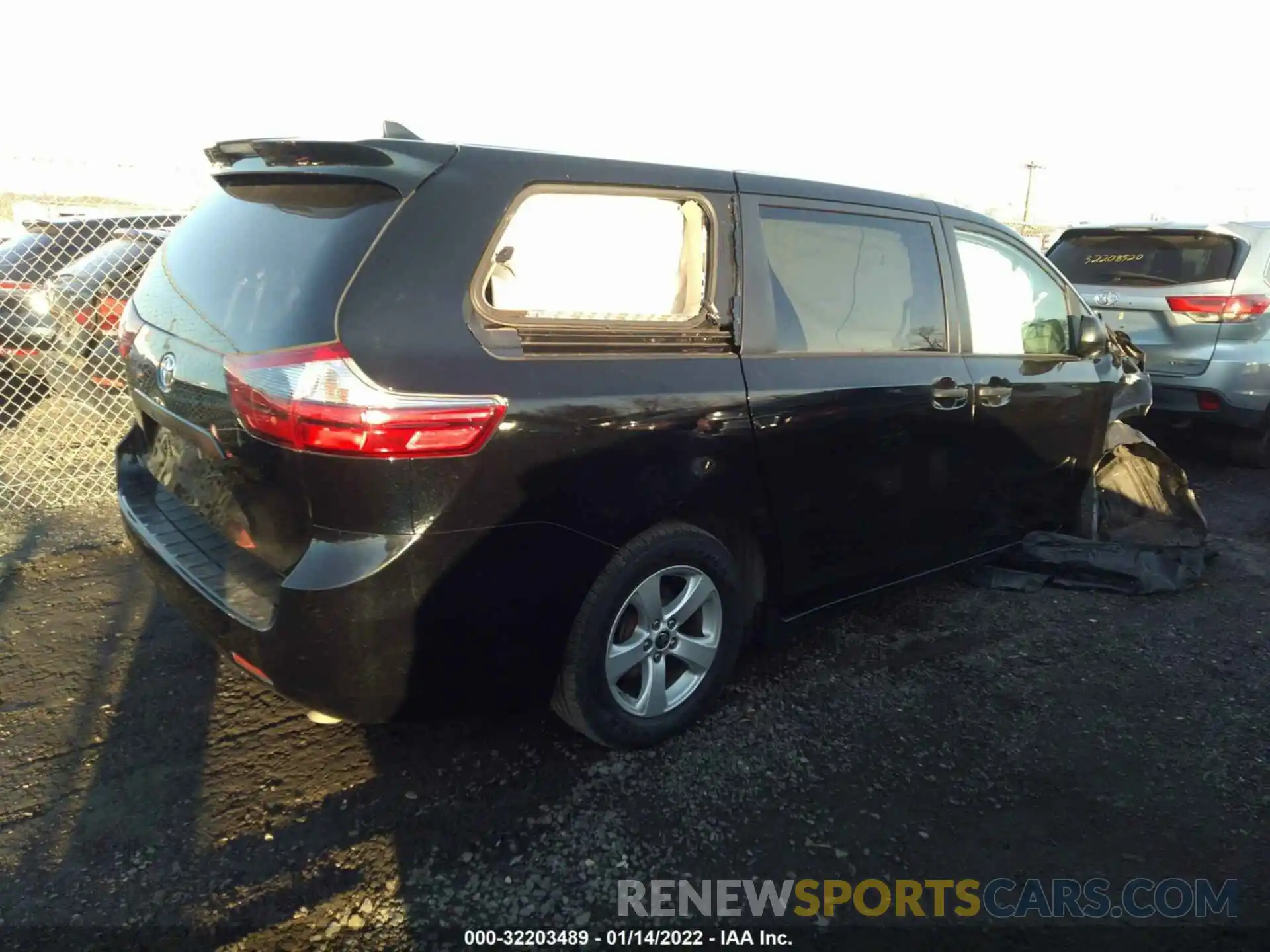 4 Photograph of a damaged car 5TDZZ3DC6LS070252 TOYOTA SIENNA 2020