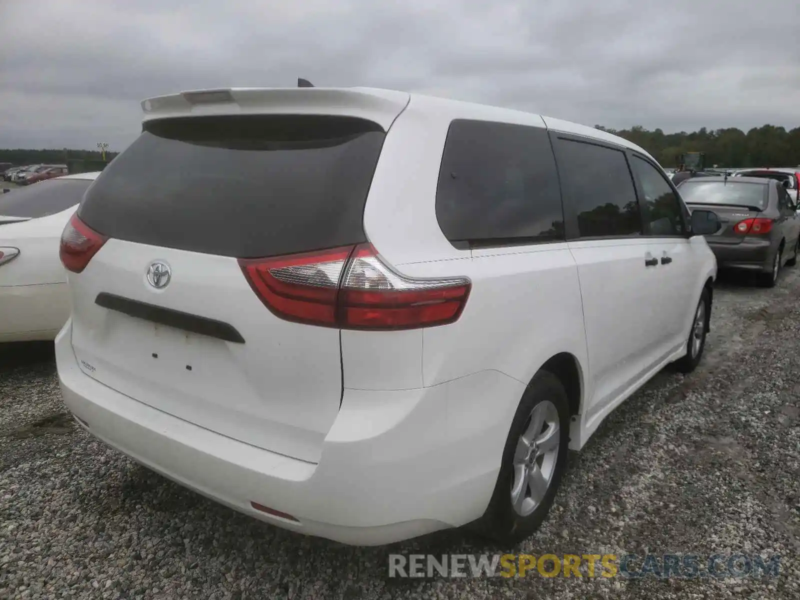 4 Photograph of a damaged car 5TDZZ3DC6LS079940 TOYOTA SIENNA 2020