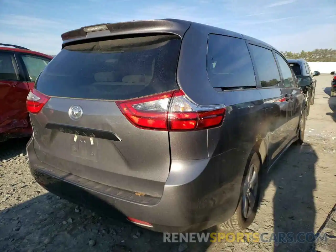 4 Photograph of a damaged car 5TDZZ3DC7LS023649 TOYOTA SIENNA 2020