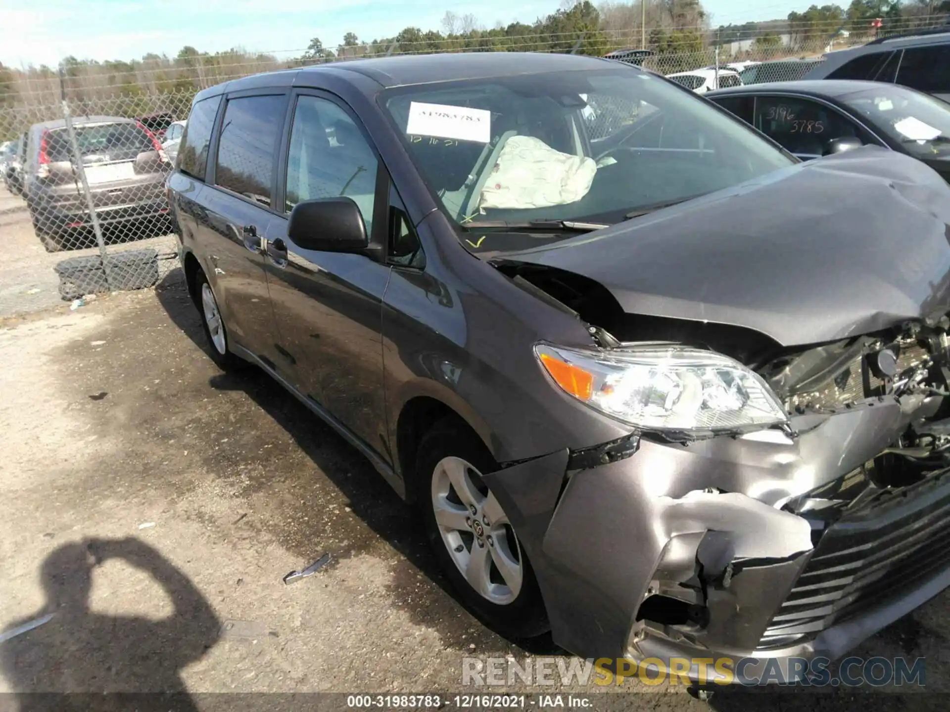 1 Photograph of a damaged car 5TDZZ3DC7LS057655 TOYOTA SIENNA 2020