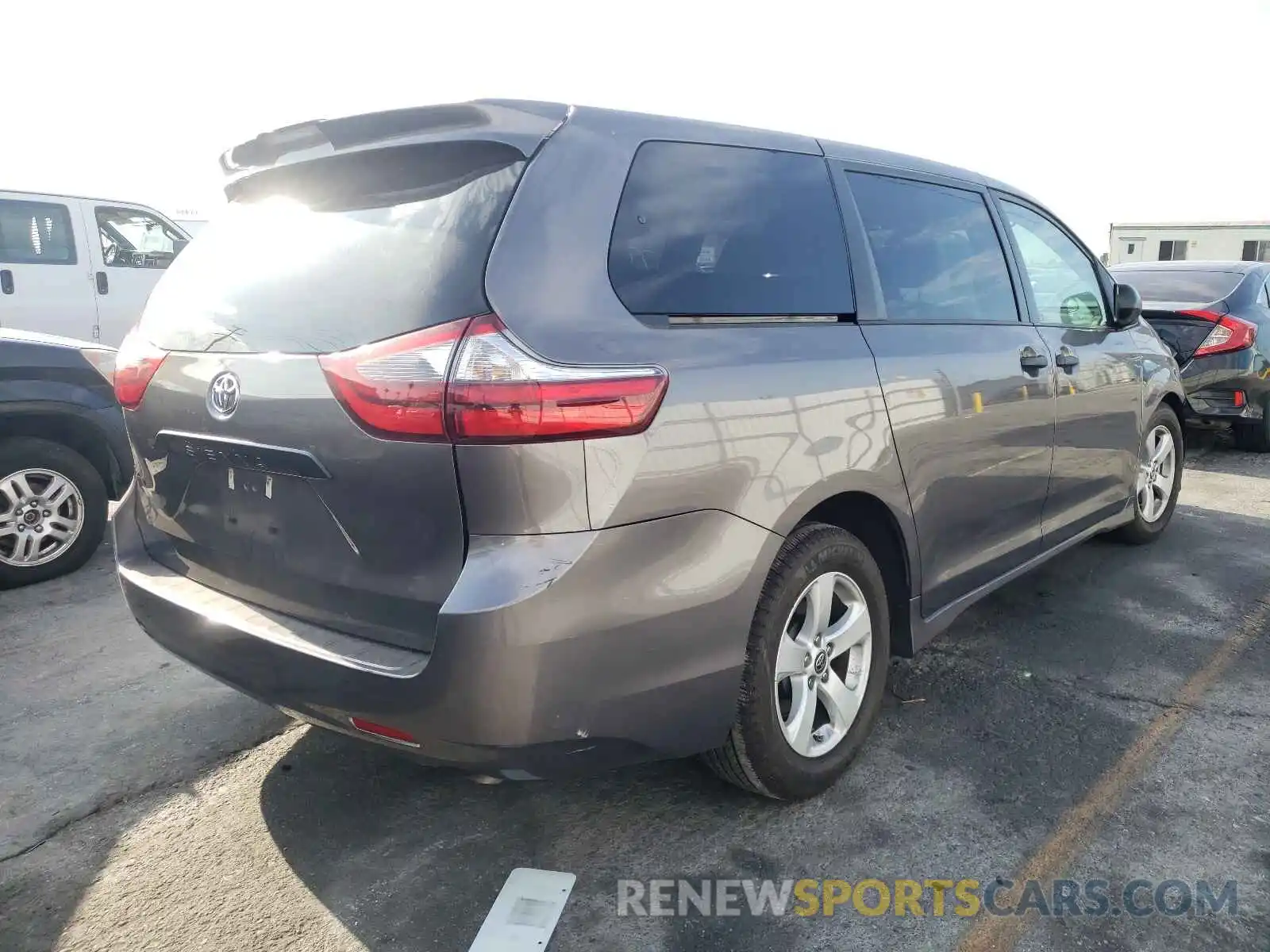 4 Photograph of a damaged car 5TDZZ3DC7LS060572 TOYOTA SIENNA 2020