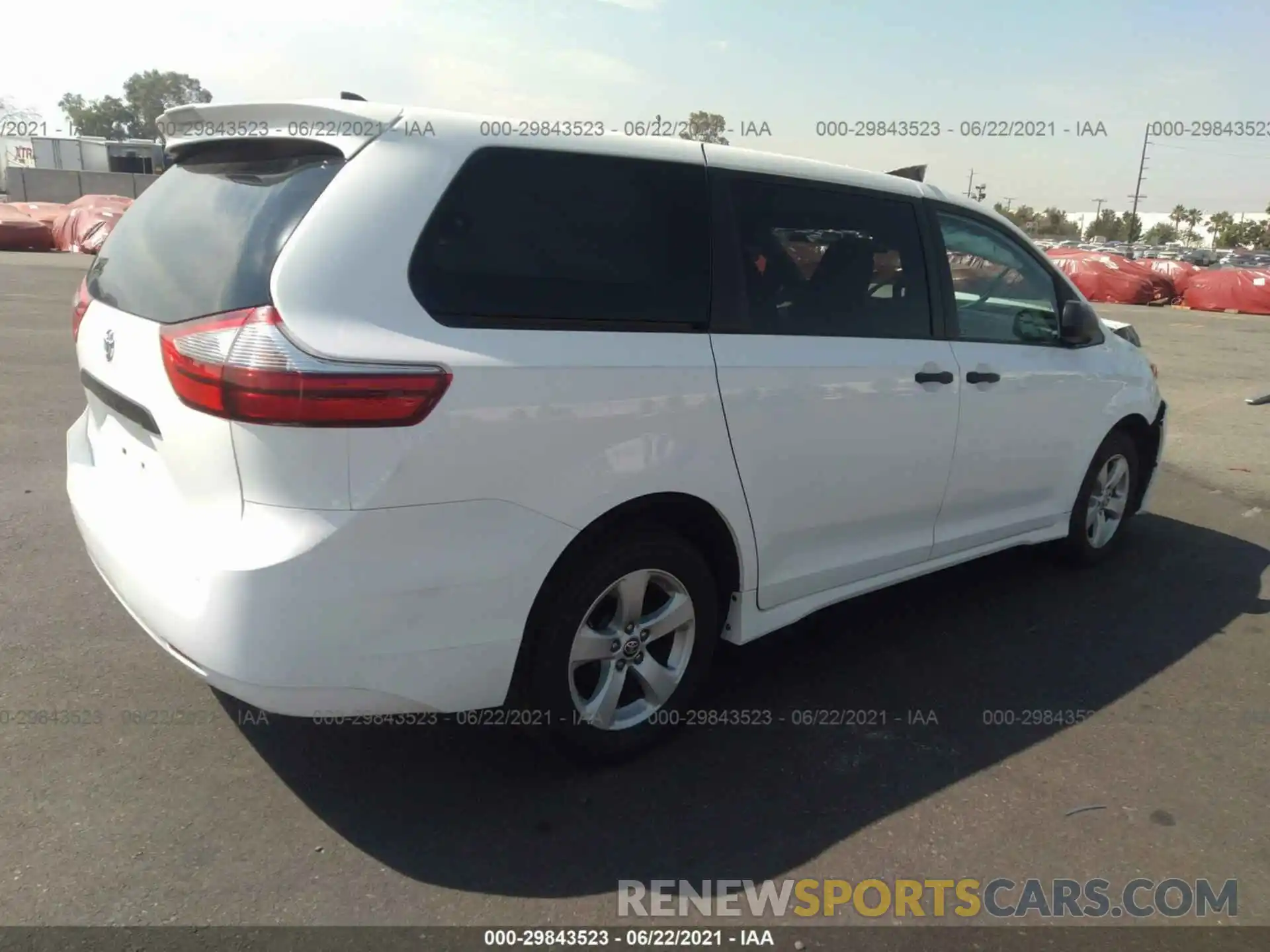 4 Photograph of a damaged car 5TDZZ3DC7LS061530 TOYOTA SIENNA 2020