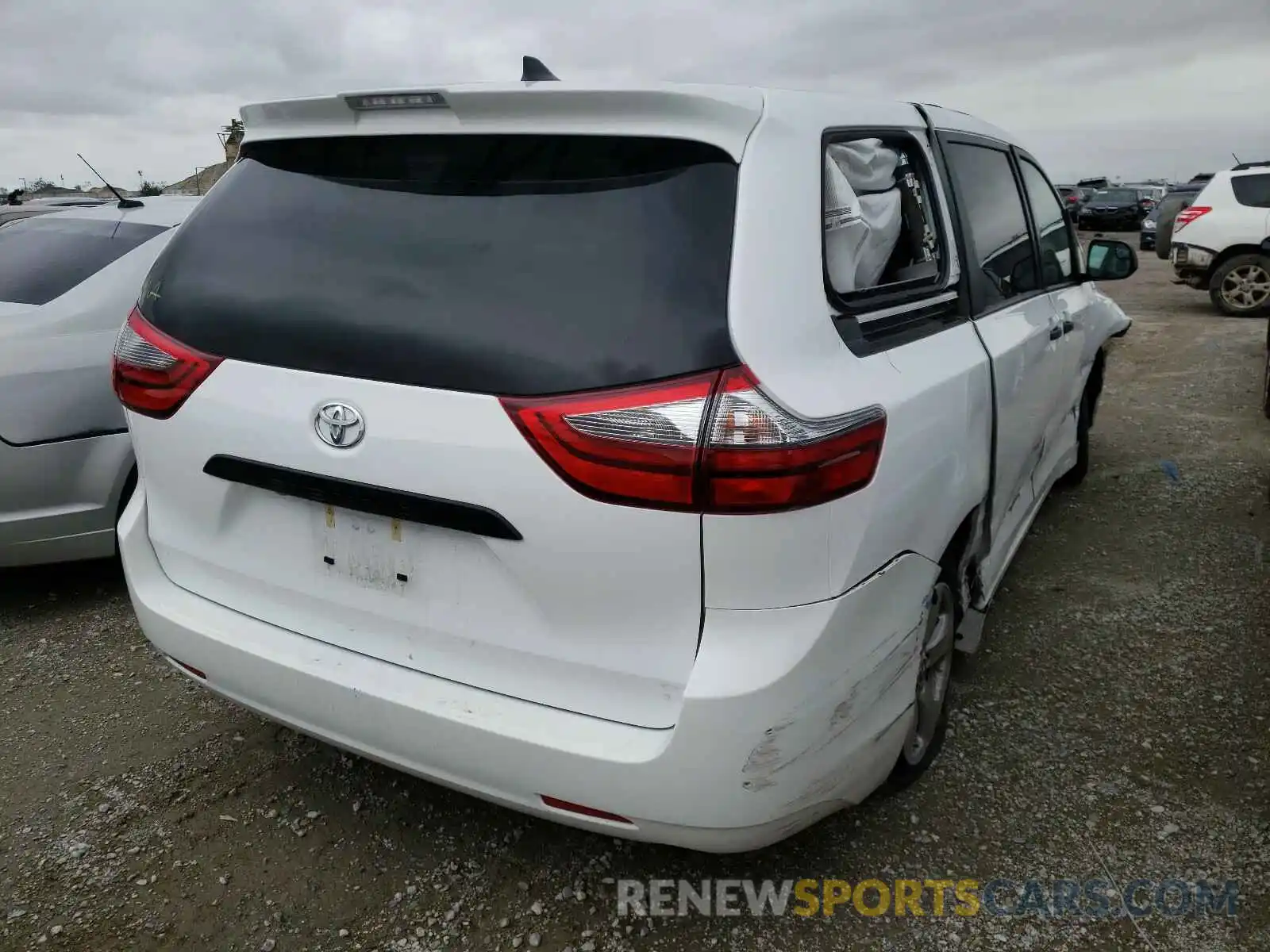 4 Photograph of a damaged car 5TDZZ3DC8LS032358 TOYOTA SIENNA 2020