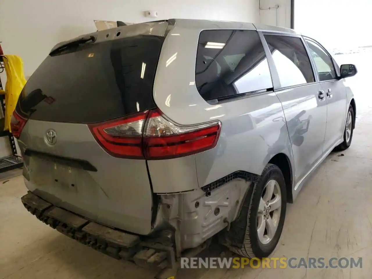 4 Photograph of a damaged car 5TDZZ3DC9LS042509 TOYOTA SIENNA 2020