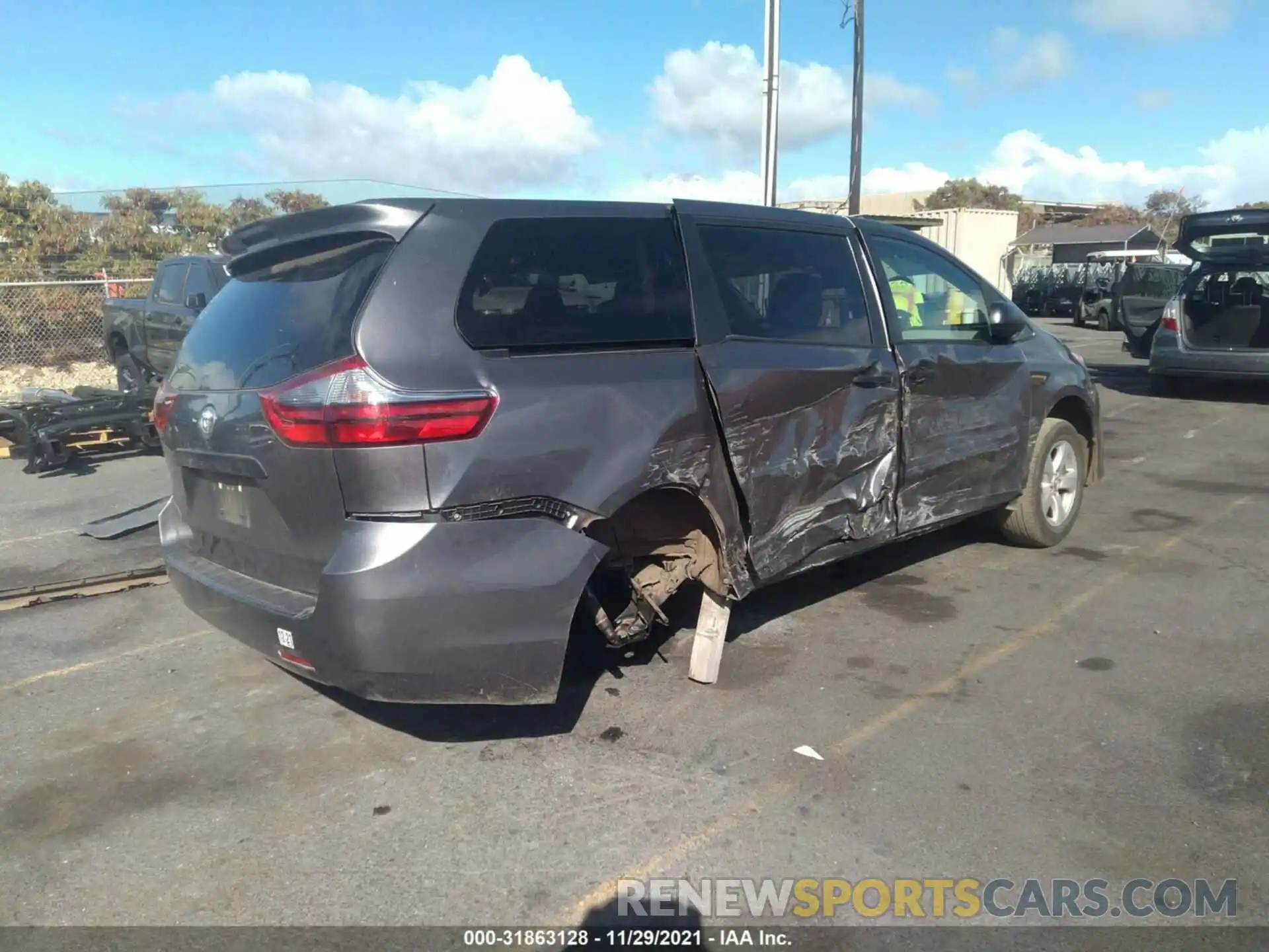 4 Photograph of a damaged car 5TDZZ3DC9LS053445 TOYOTA SIENNA 2020