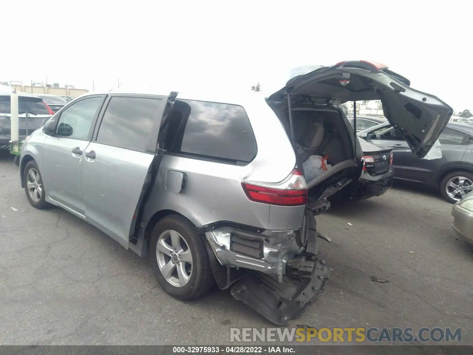 3 Photograph of a damaged car 5TDZZ3DC9LS087563 TOYOTA SIENNA 2020