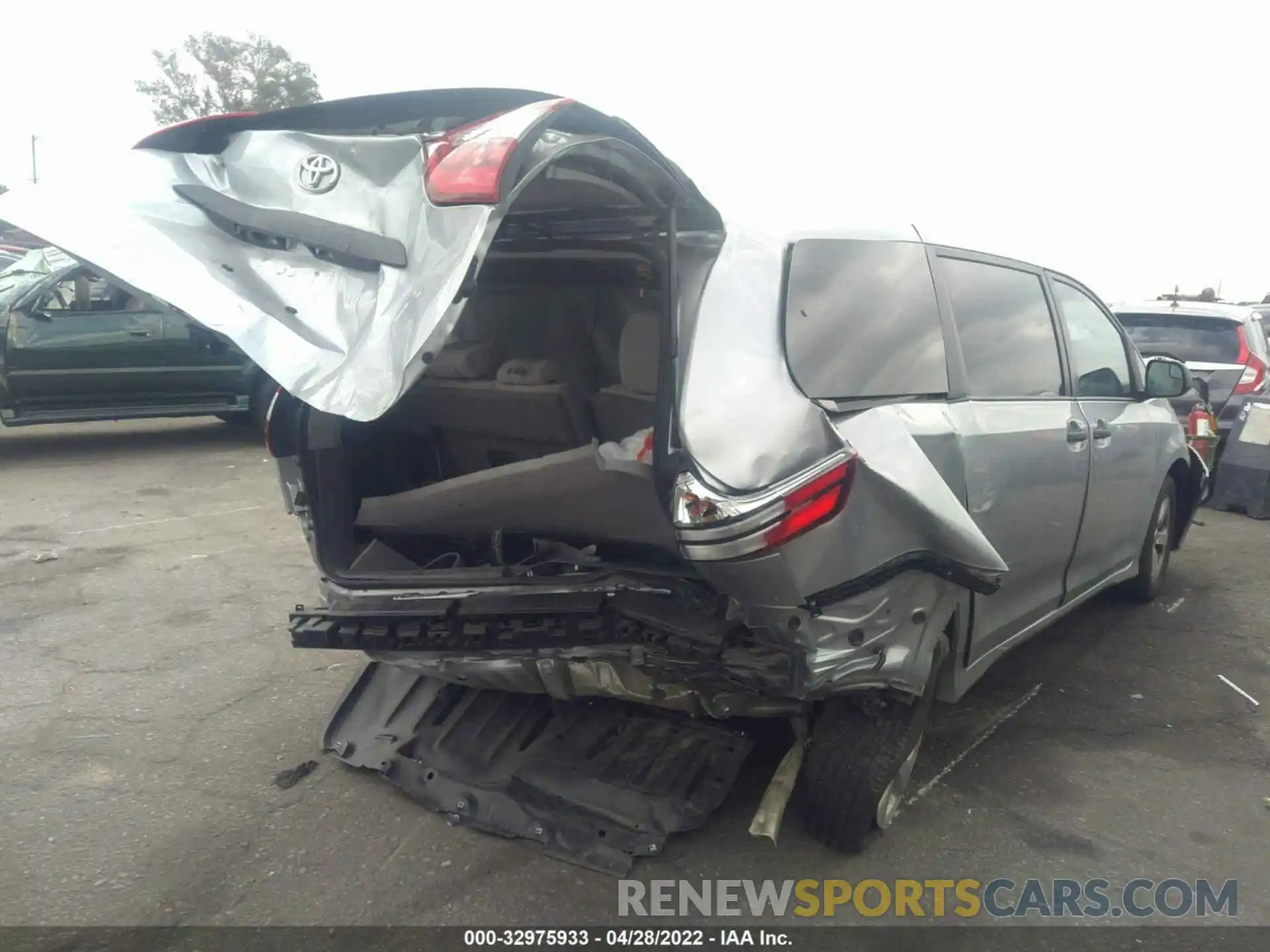 4 Photograph of a damaged car 5TDZZ3DC9LS087563 TOYOTA SIENNA 2020