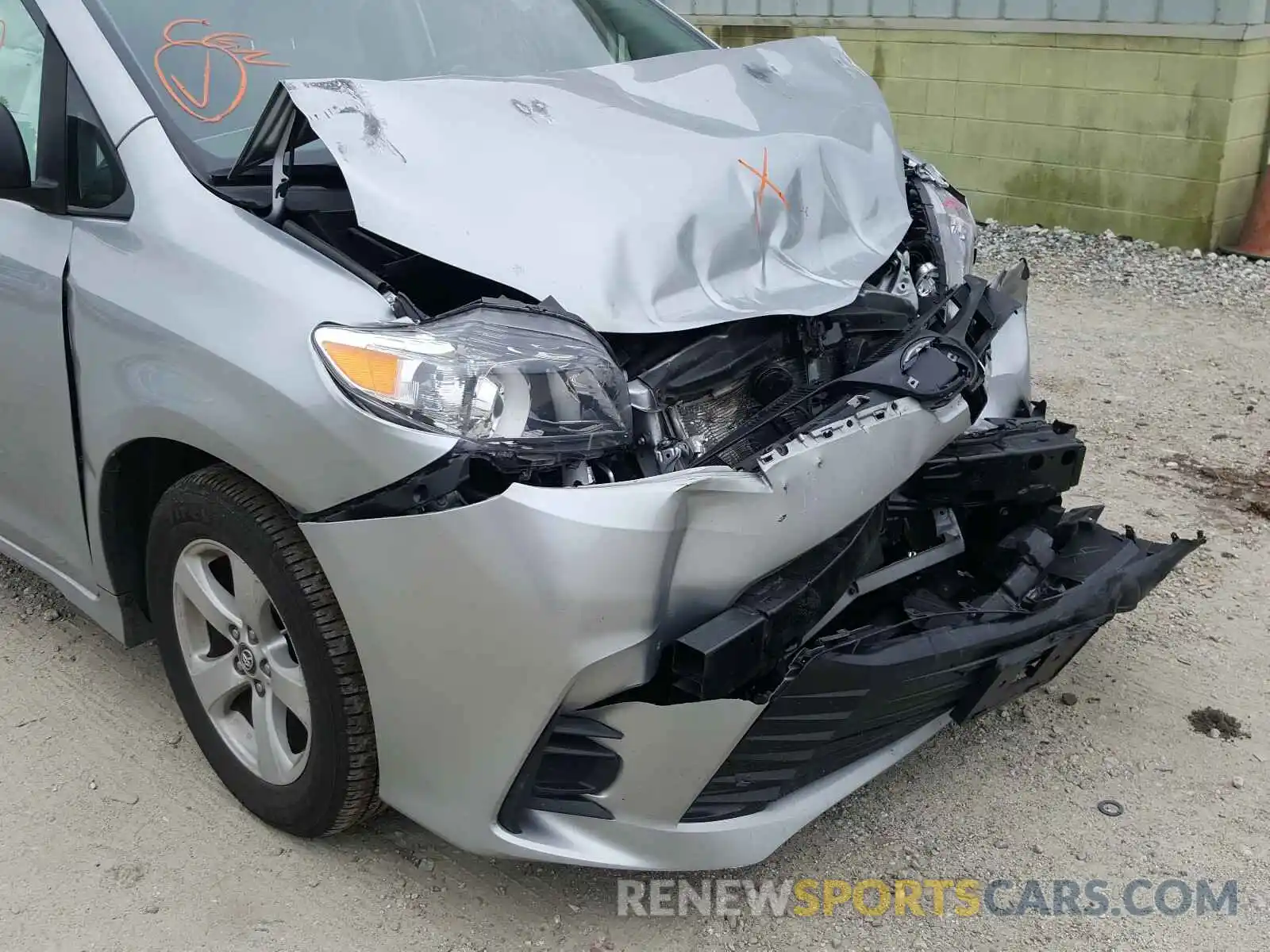 9 Photograph of a damaged car 5TDZZ3DCXLS033060 TOYOTA SIENNA 2020