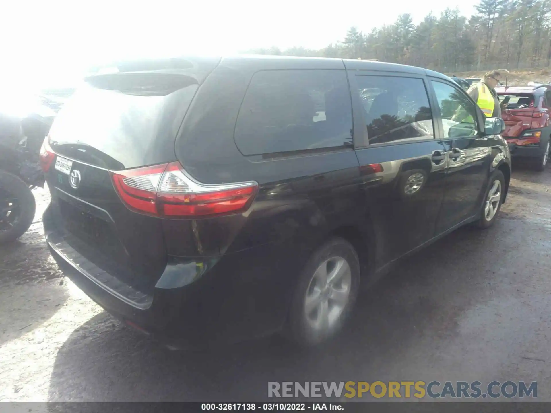 4 Photograph of a damaged car 5TDZZ3DCXLS072165 TOYOTA SIENNA 2020