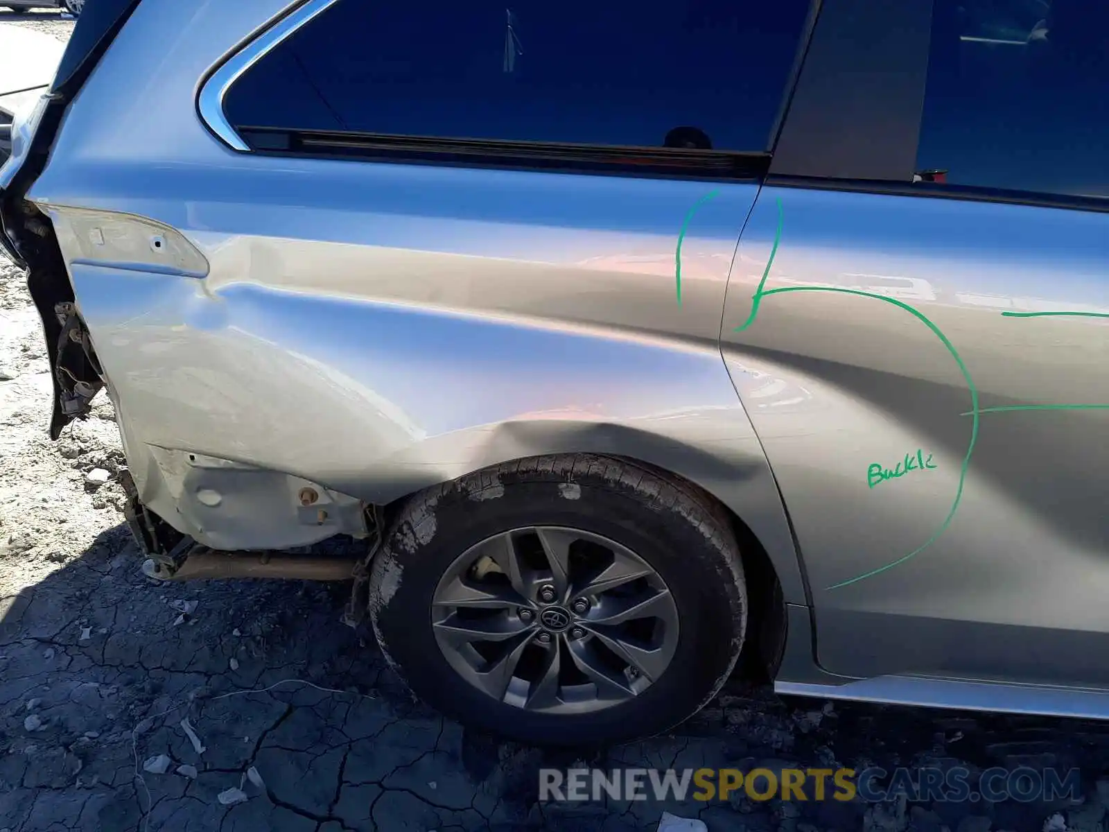 9 Photograph of a damaged car 5TDBRKEC6MS026117 TOYOTA SIENNA 2021