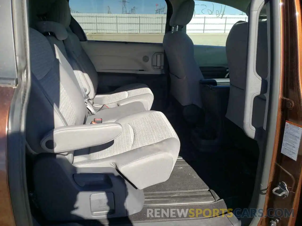 6 Photograph of a damaged car 5TDBRKEC8MS011568 TOYOTA SIENNA 2021