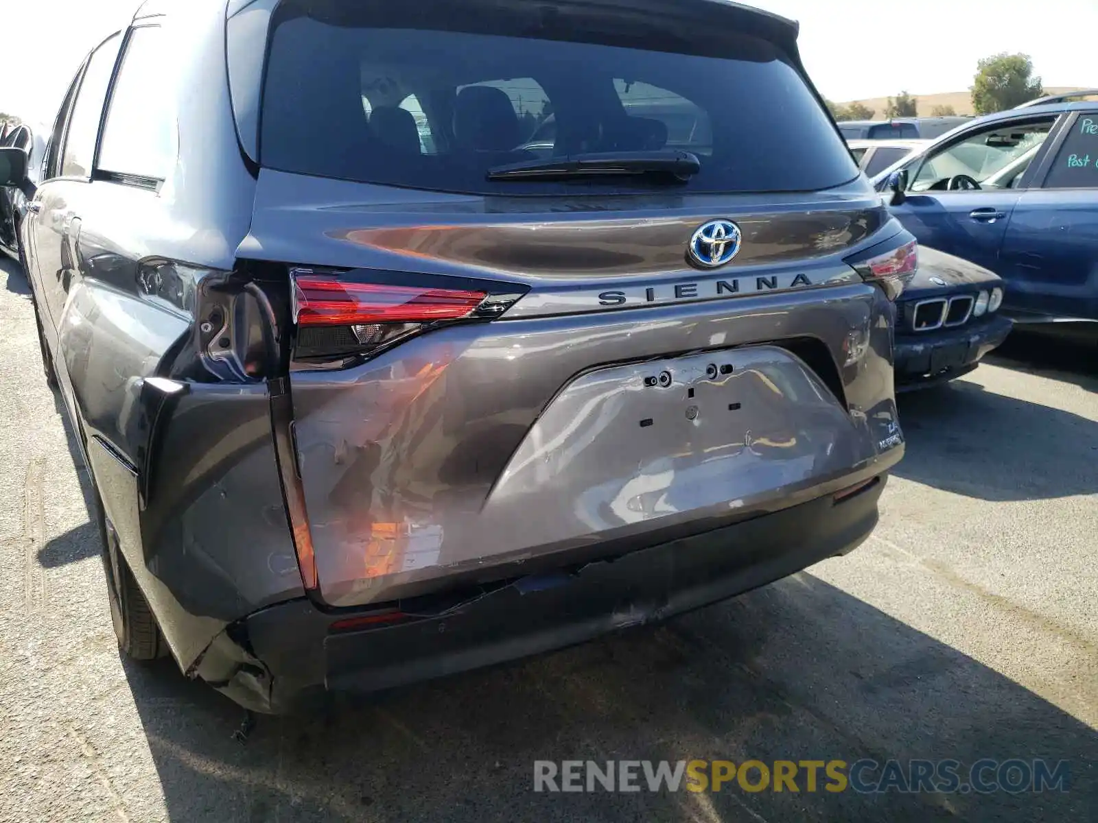 9 Photograph of a damaged car 5TDBRKEC8MS039760 TOYOTA SIENNA 2021