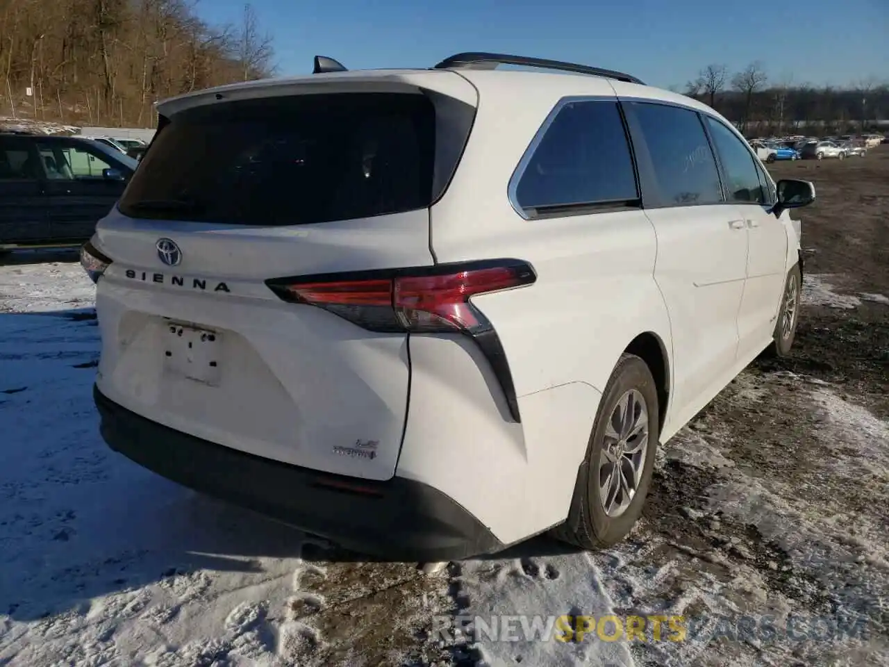 4 Photograph of a damaged car 5TDBSKFC2MS020091 TOYOTA SIENNA 2021