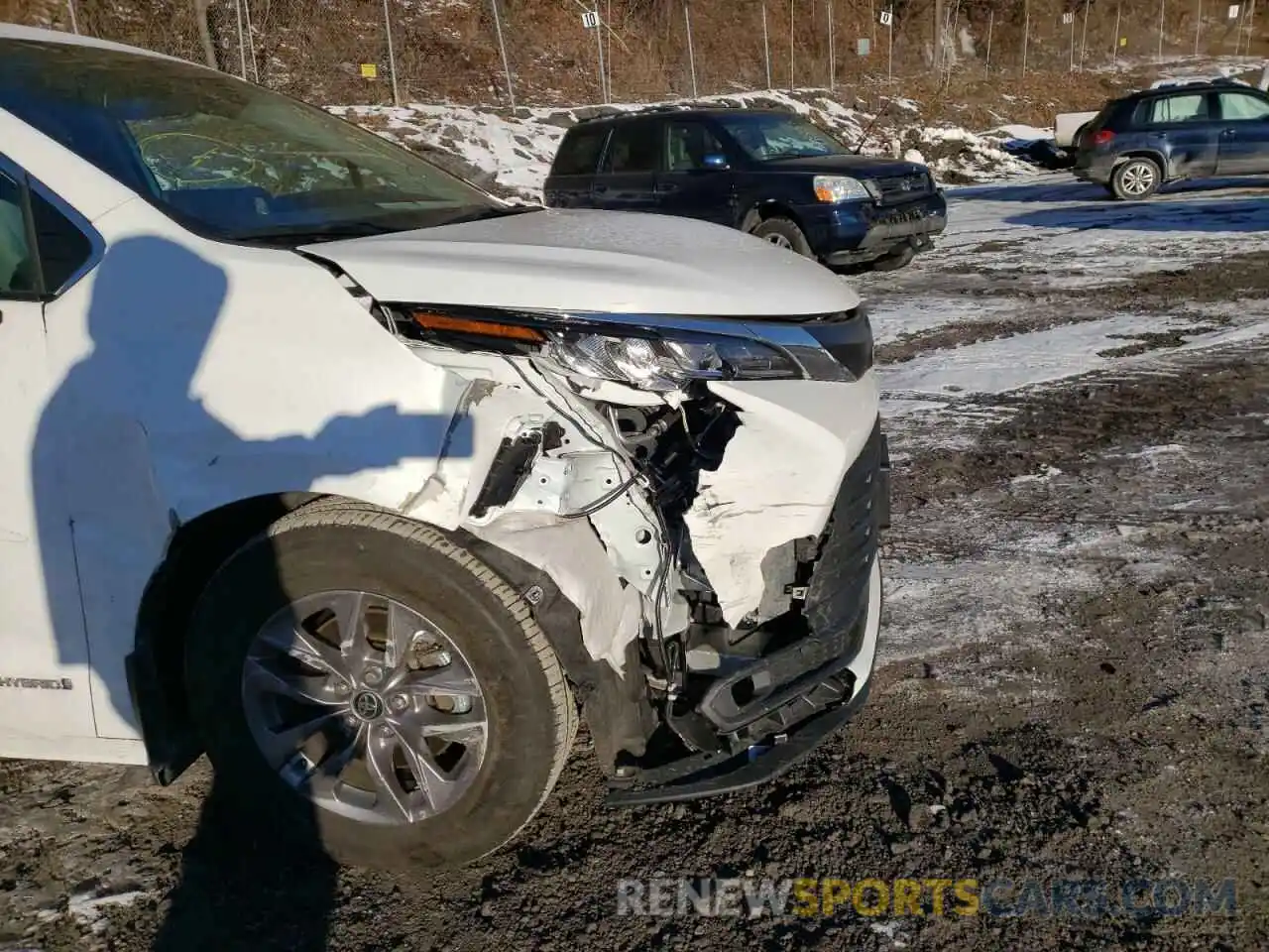 9 Photograph of a damaged car 5TDBSKFC2MS020091 TOYOTA SIENNA 2021