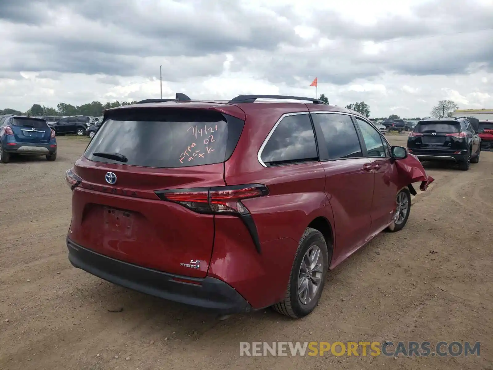 4 Photograph of a damaged car 5TDBSKFC5MS010056 TOYOTA SIENNA 2021