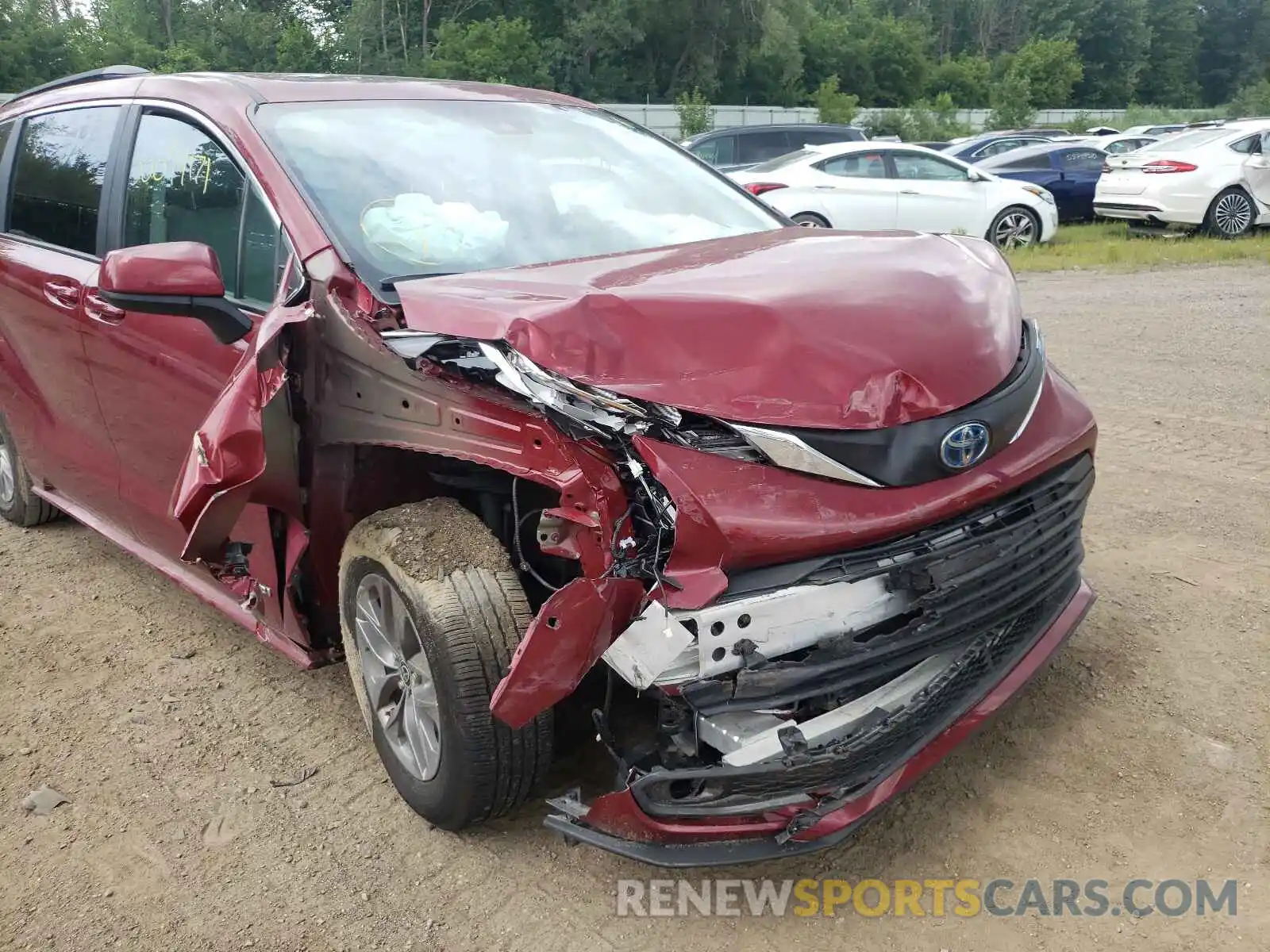 9 Photograph of a damaged car 5TDBSKFC5MS010056 TOYOTA SIENNA 2021