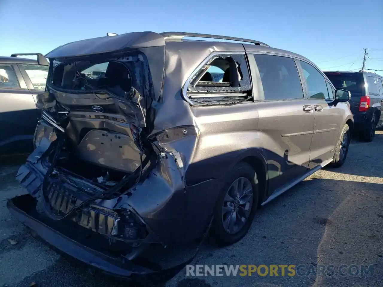 4 Photograph of a damaged car 5TDBSKFC7MS013413 TOYOTA SIENNA 2021