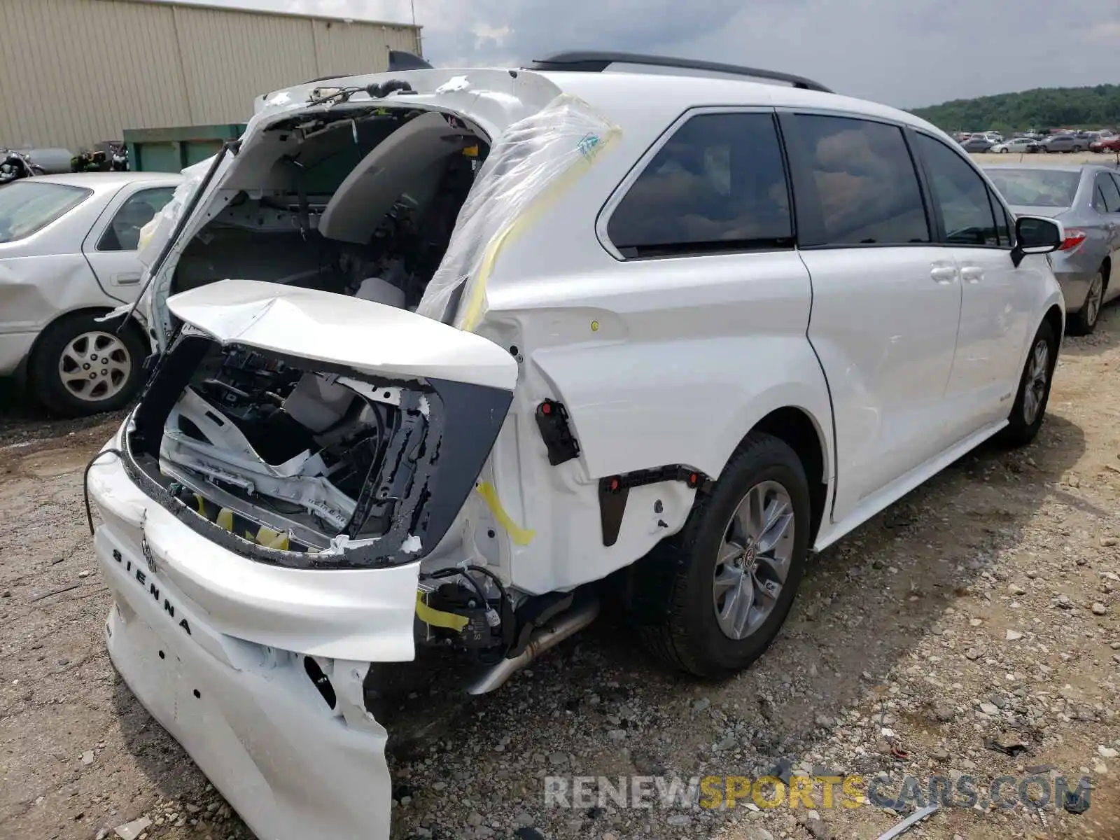 4 Photograph of a damaged car 5TDBSKFC8MS020449 TOYOTA SIENNA 2021