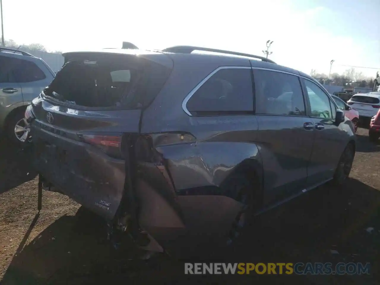 4 Photograph of a damaged car 5TDDRKEC4MS005226 TOYOTA SIENNA 2021