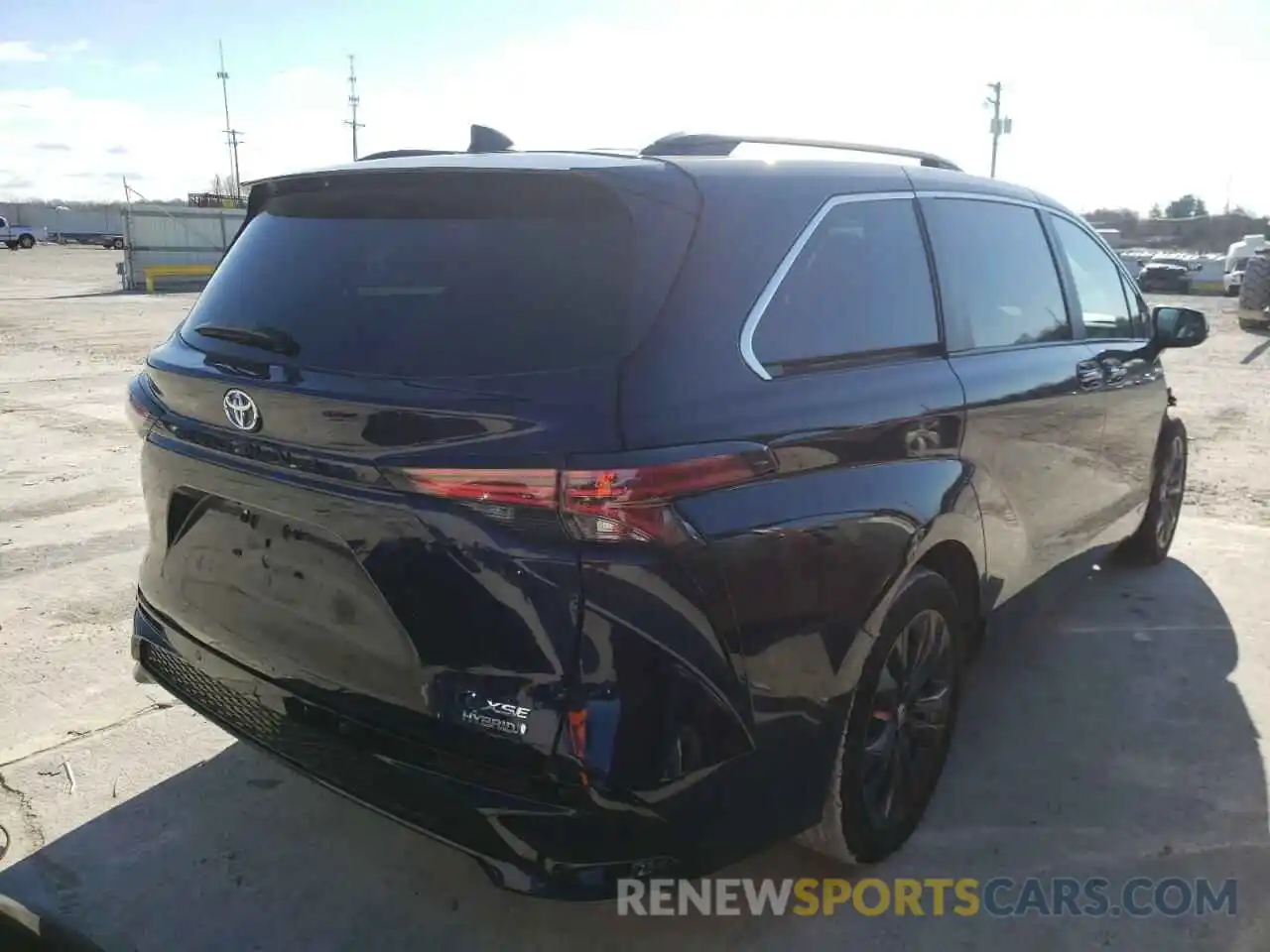 4 Photograph of a damaged car 5TDDRKEC8MS002877 TOYOTA SIENNA 2021