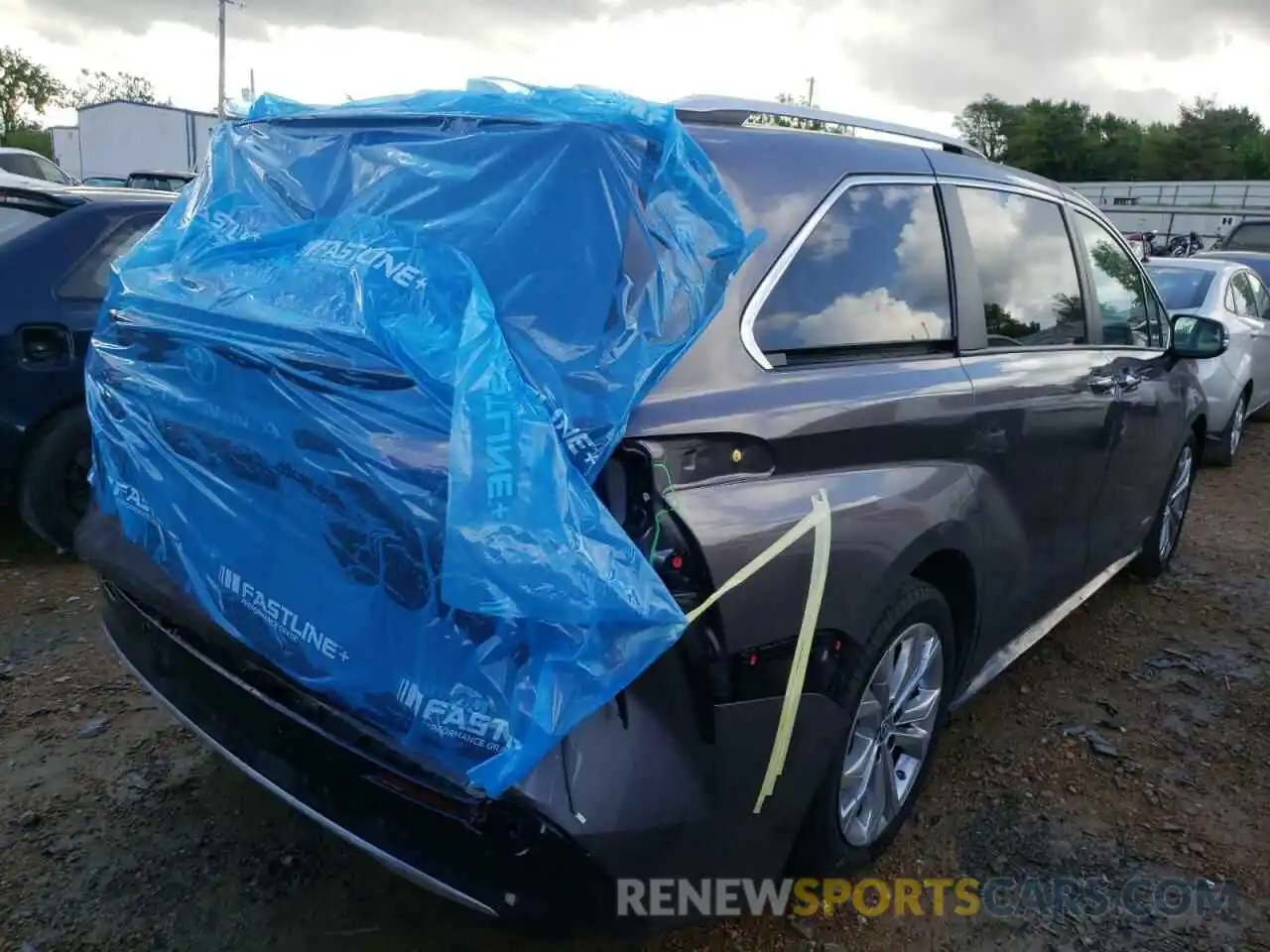 4 Photograph of a damaged car 5TDERKEC2MS001924 TOYOTA SIENNA 2021