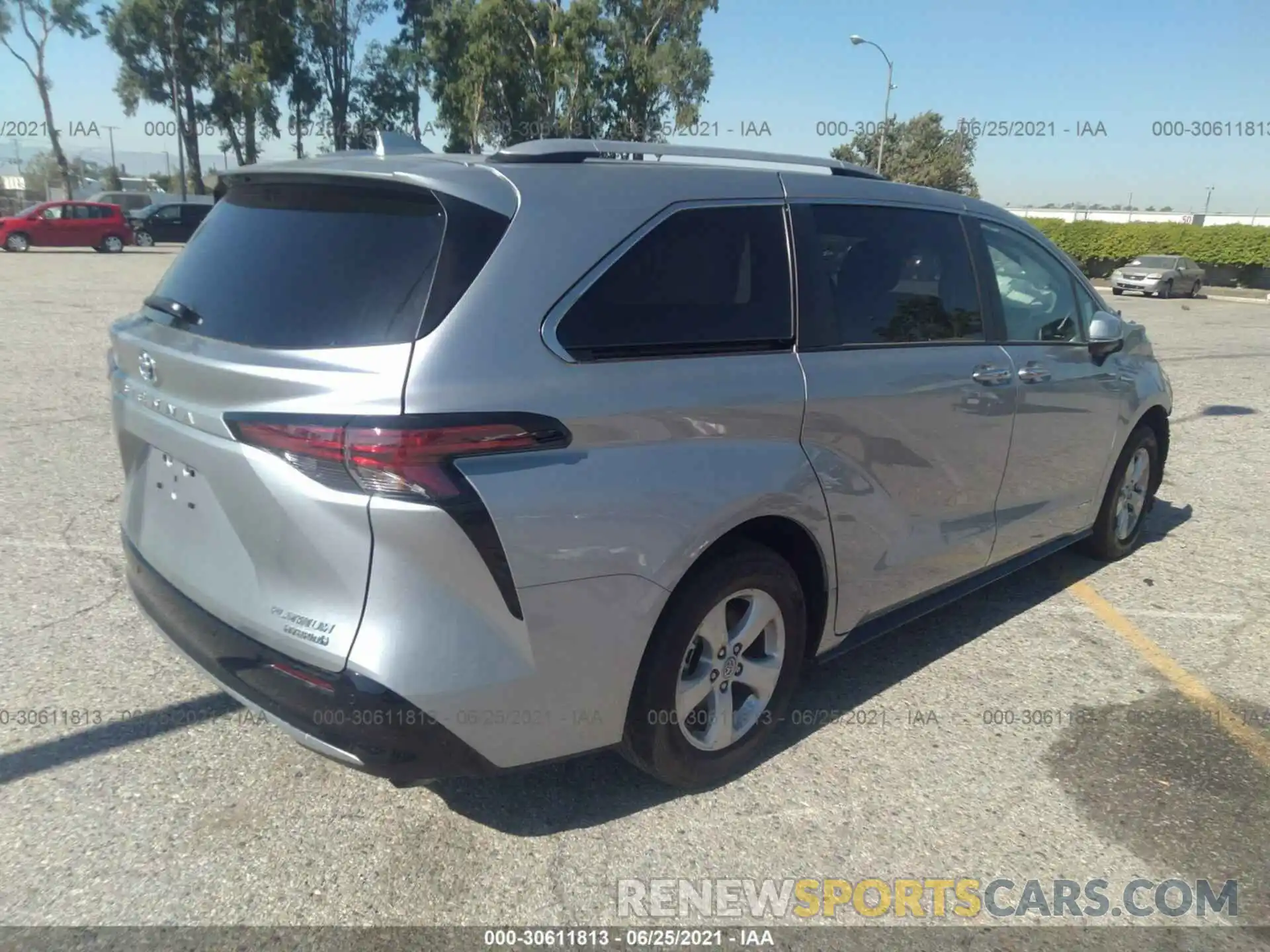 4 Photograph of a damaged car 5TDERKEC8MS027931 TOYOTA SIENNA 2021