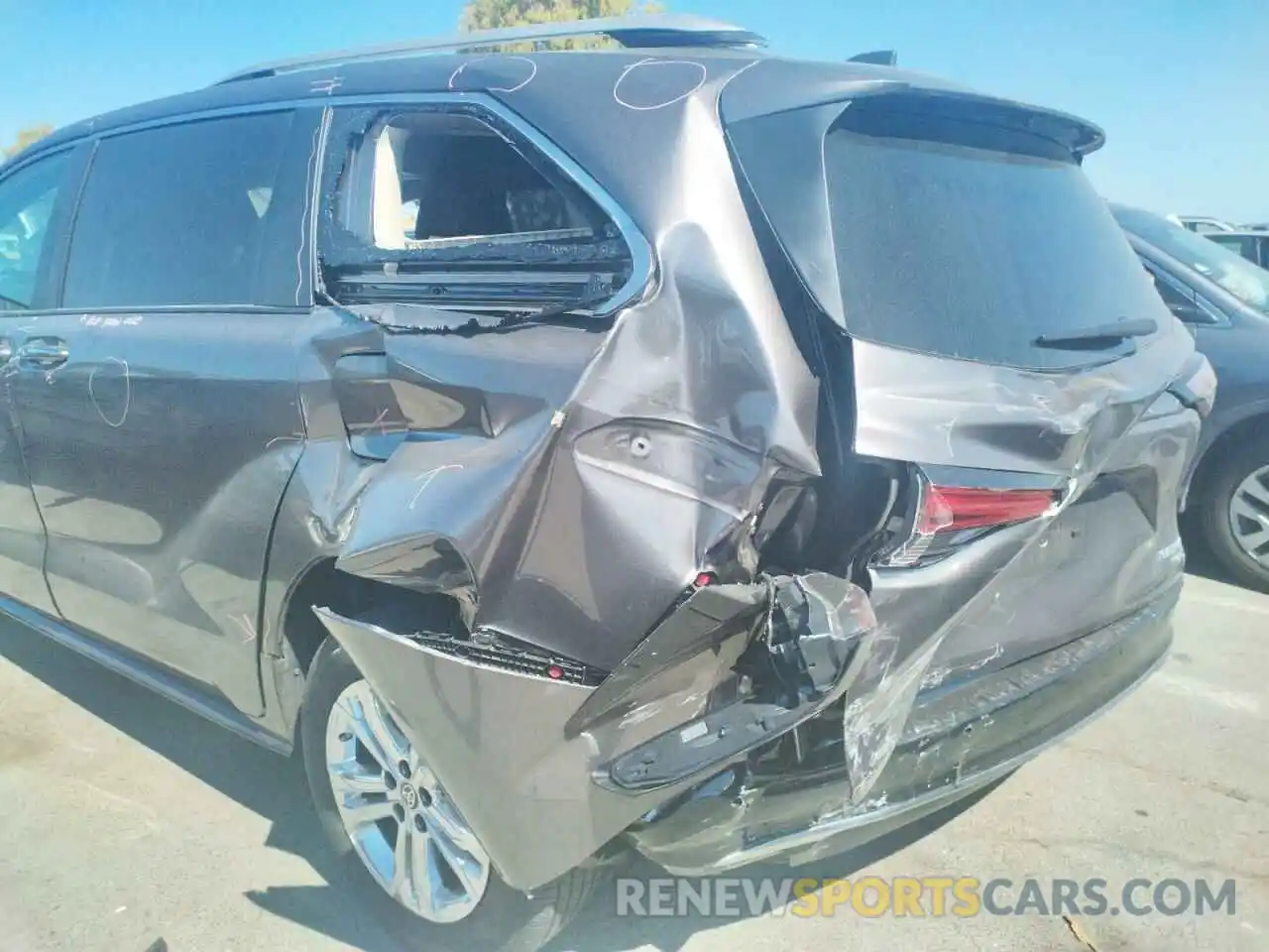 9 Photograph of a damaged car 5TDESKFC6MS003078 TOYOTA SIENNA 2021