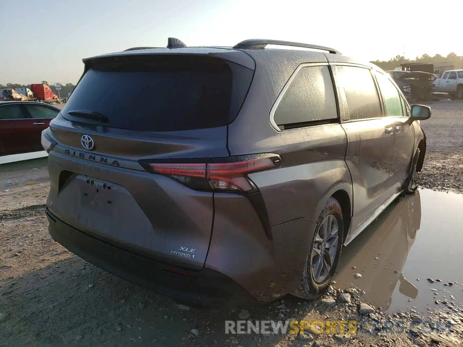 4 Photograph of a damaged car 5TDJRKEC1MS004229 TOYOTA SIENNA 2021