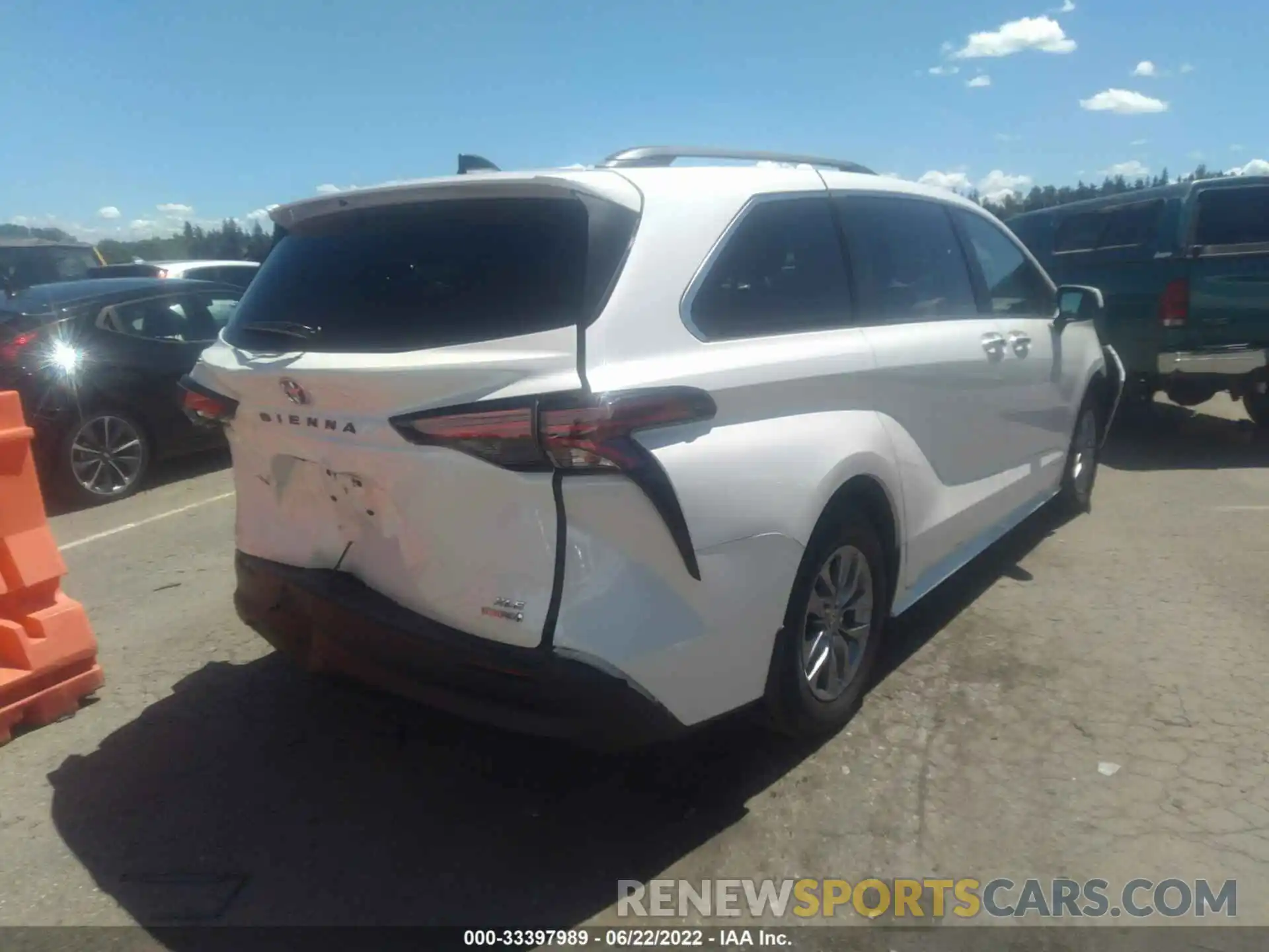 4 Photograph of a damaged car 5TDJRKEC1MS016879 TOYOTA SIENNA 2021