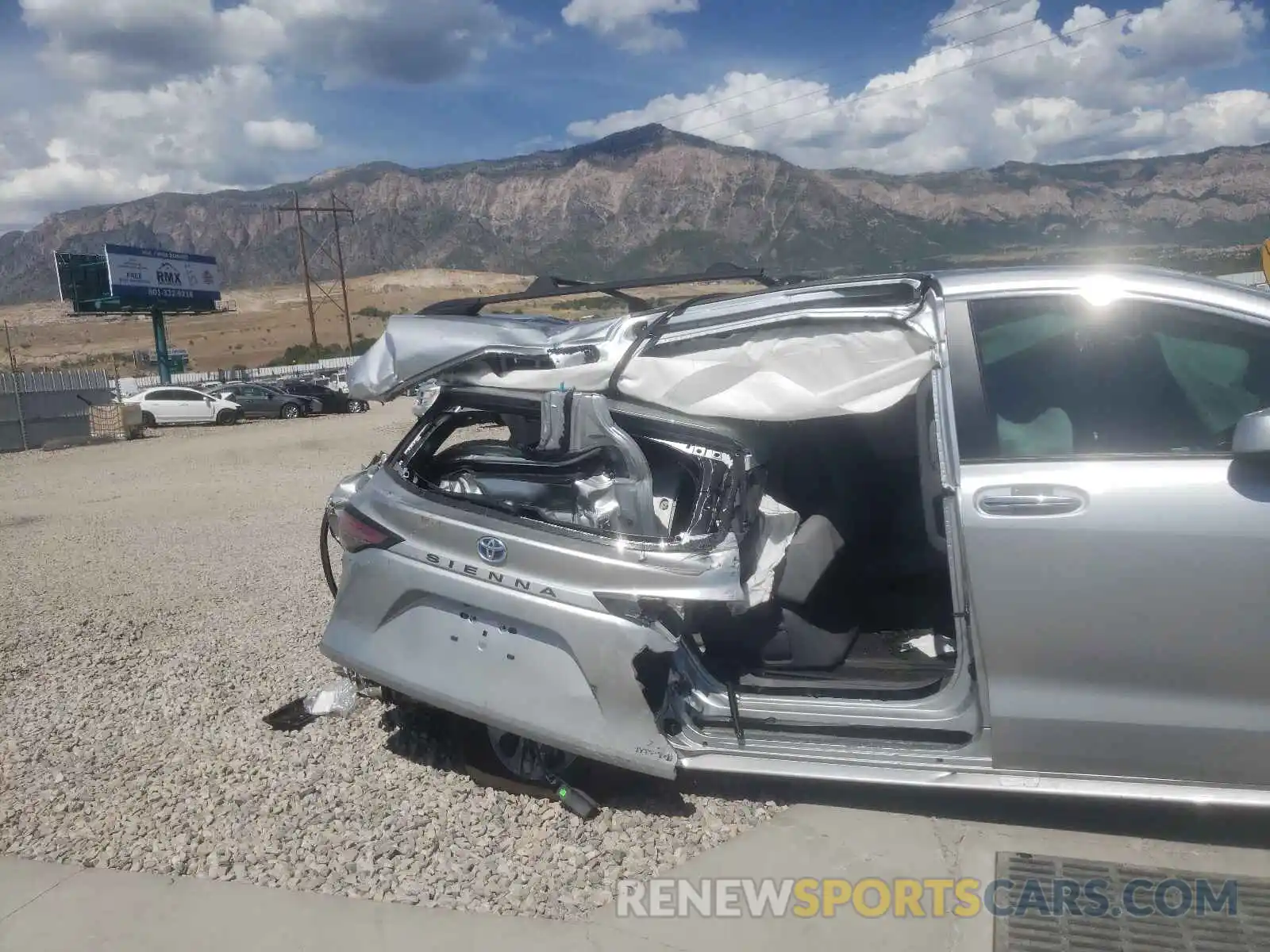 9 Photograph of a damaged car 5TDJRKEC5MS010177 TOYOTA SIENNA 2021