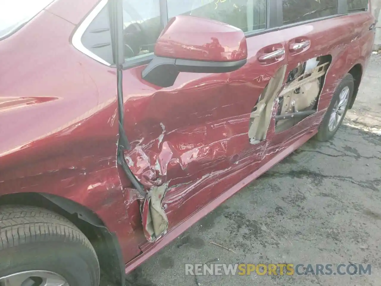 9 Photograph of a damaged car 5TDJRKEC5MS013368 TOYOTA SIENNA 2021