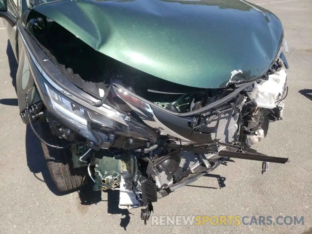 9 Photograph of a damaged car 5TDJRKEC6MS014738 TOYOTA SIENNA 2021