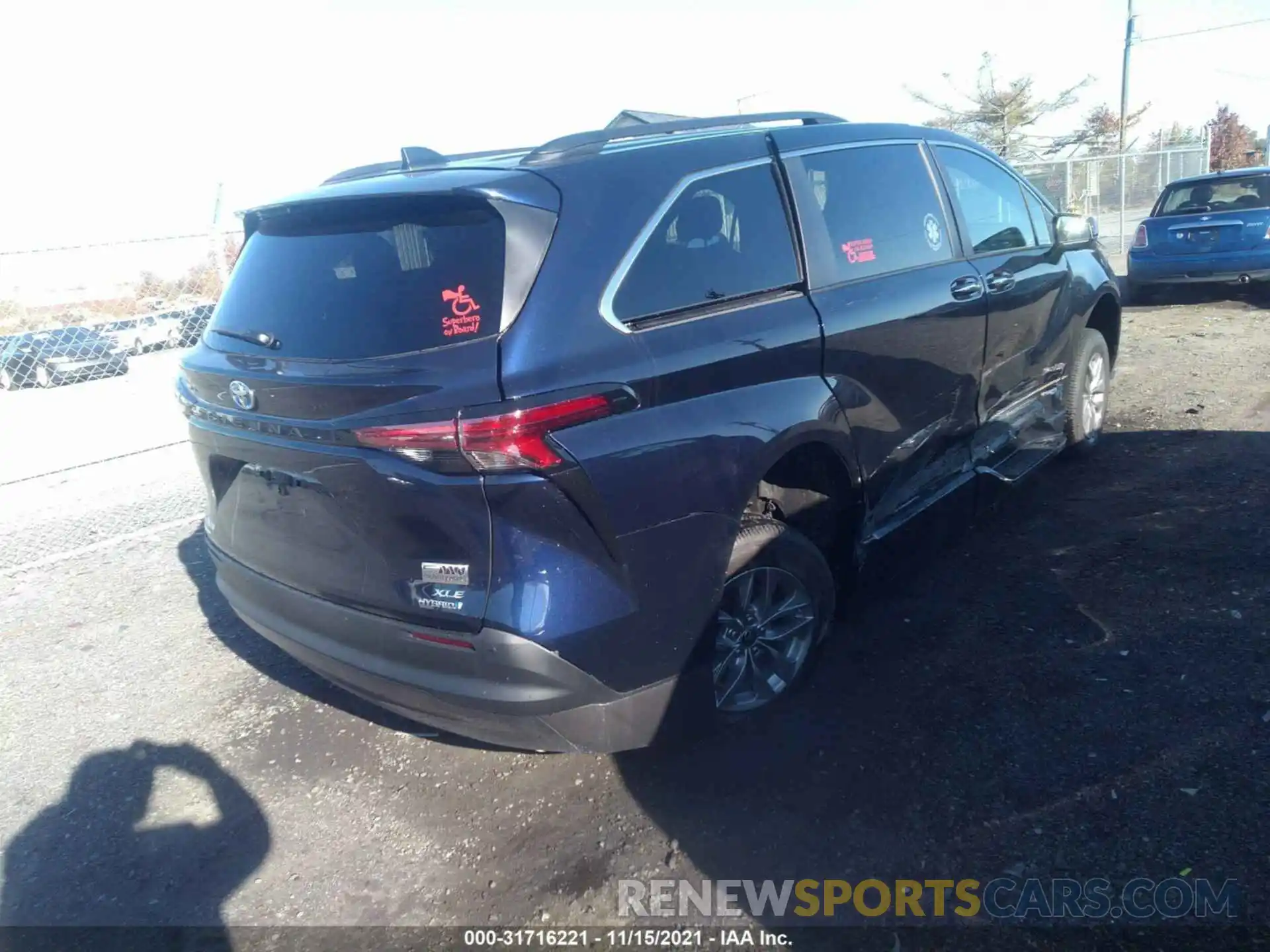 4 Photograph of a damaged car 5TDJRKEC6MS061087 TOYOTA SIENNA 2021