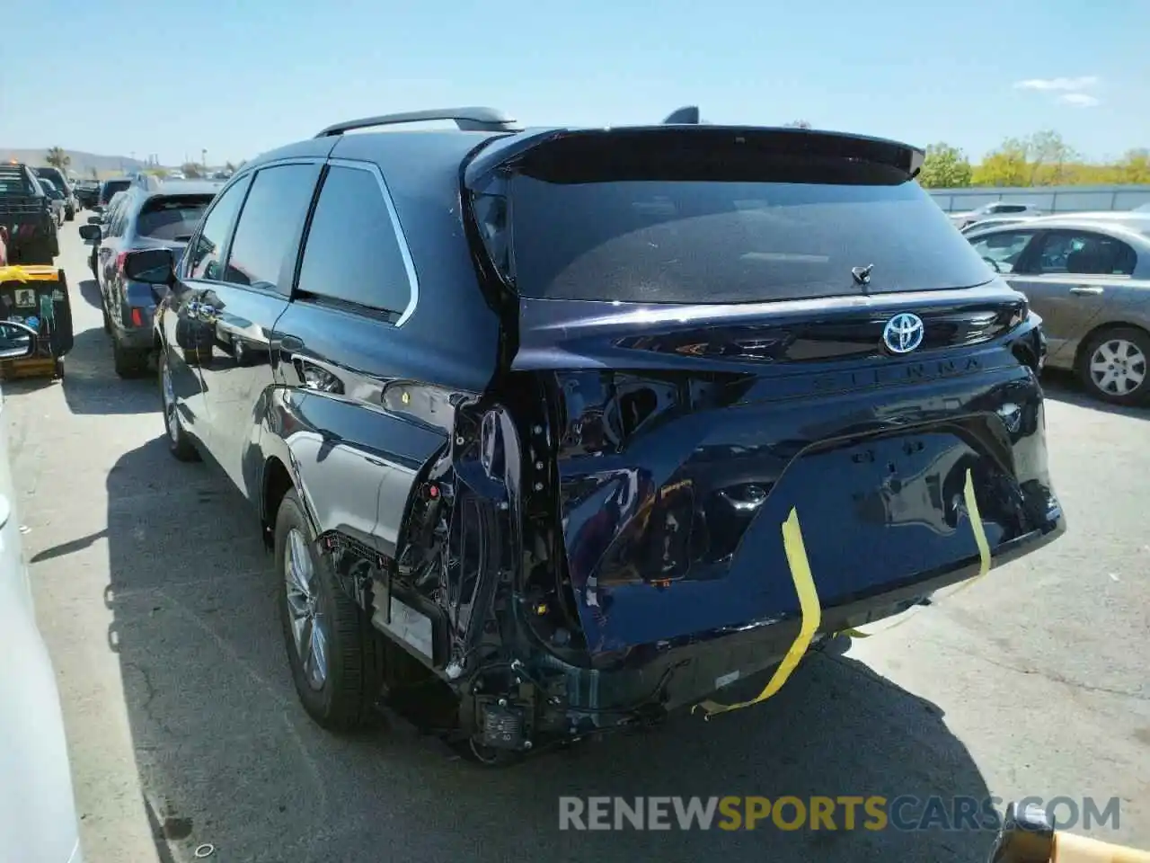 3 Photograph of a damaged car 5TDJRKEC9MS033204 TOYOTA SIENNA 2021