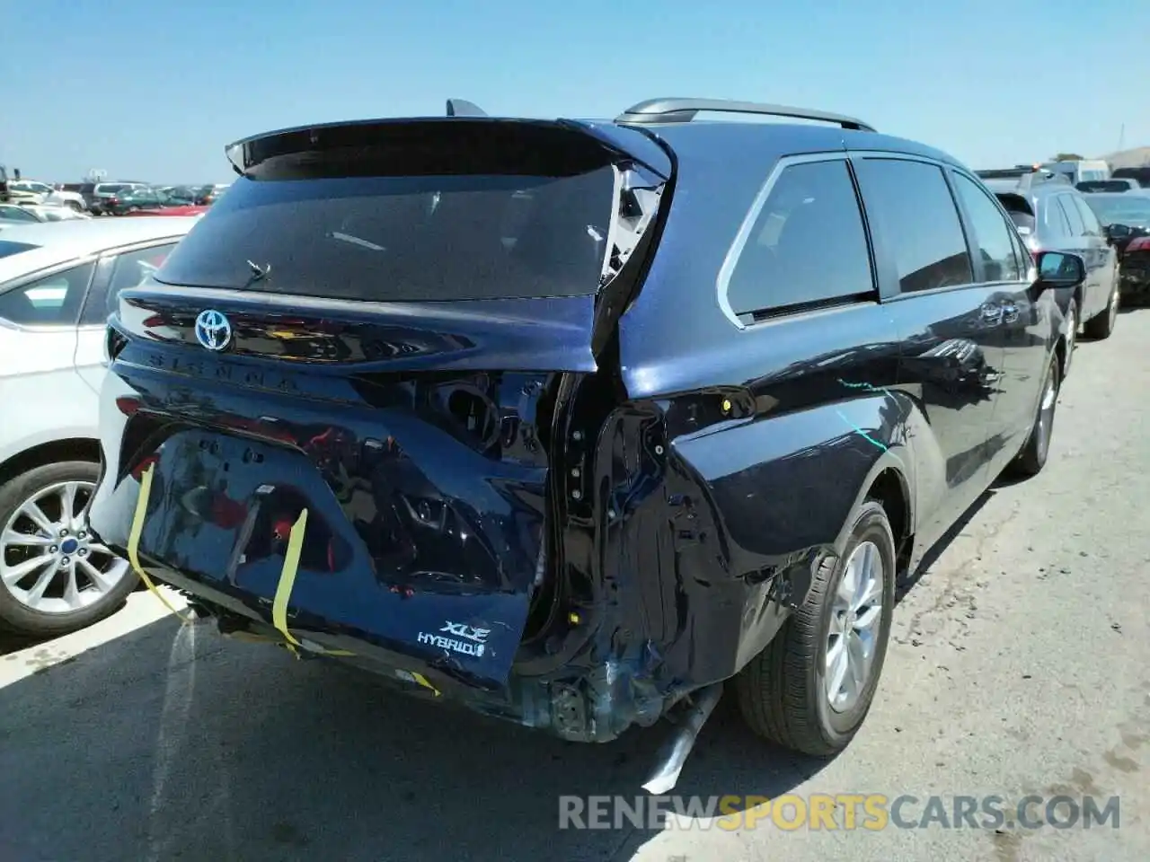 4 Photograph of a damaged car 5TDJRKEC9MS033204 TOYOTA SIENNA 2021