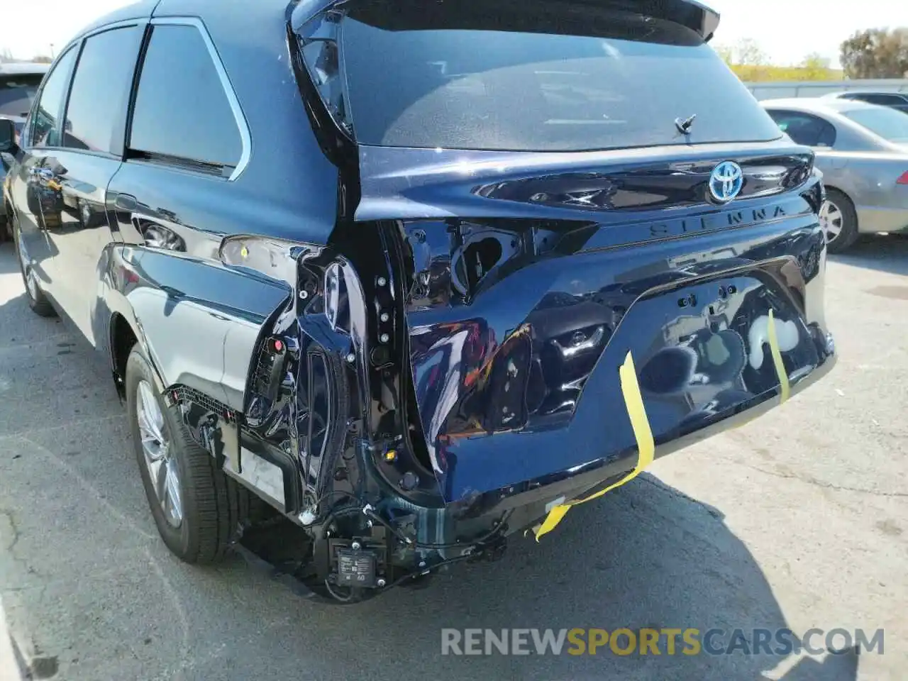 9 Photograph of a damaged car 5TDJRKEC9MS033204 TOYOTA SIENNA 2021