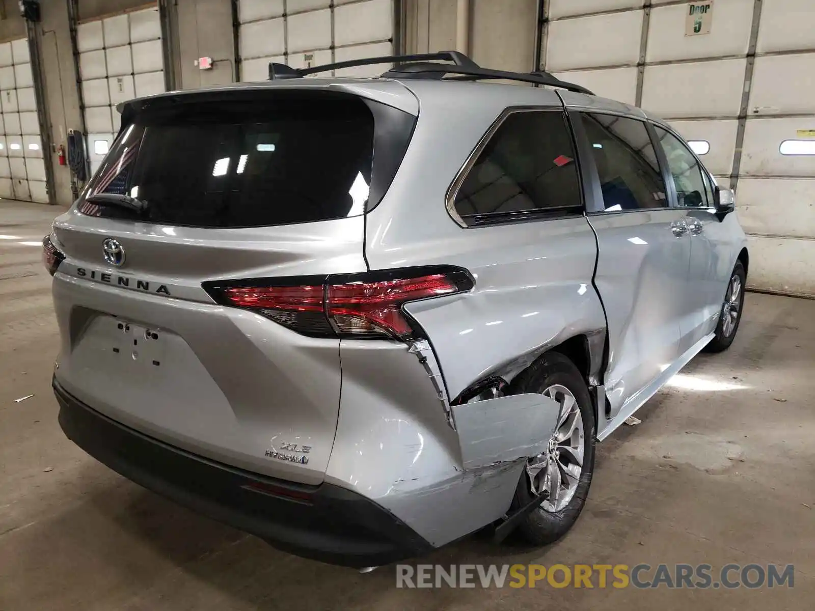 4 Photograph of a damaged car 5TDJSKFC4MS012246 TOYOTA SIENNA 2021