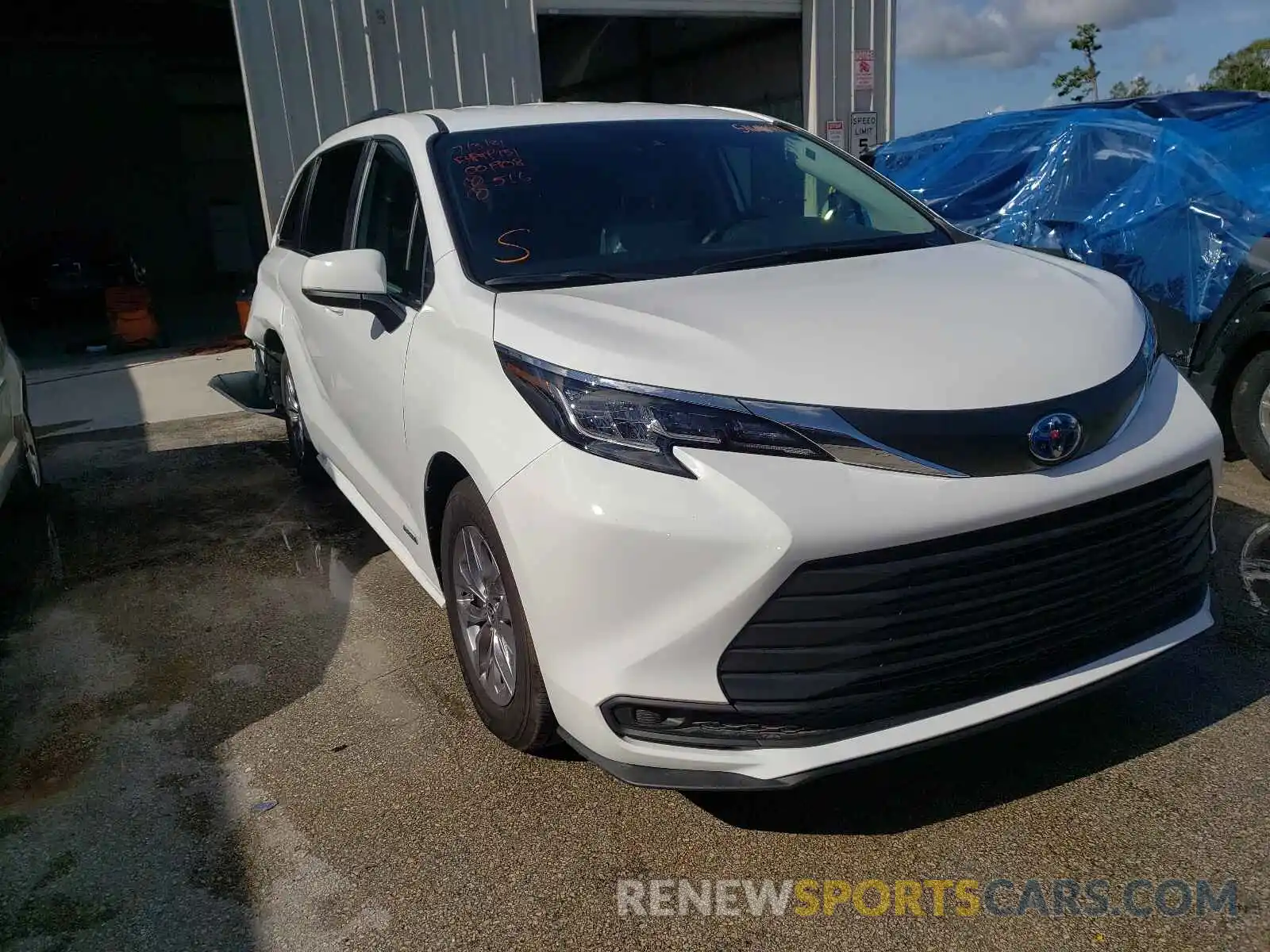 1 Photograph of a damaged car 5TDKRKEC0MS001908 TOYOTA SIENNA 2021