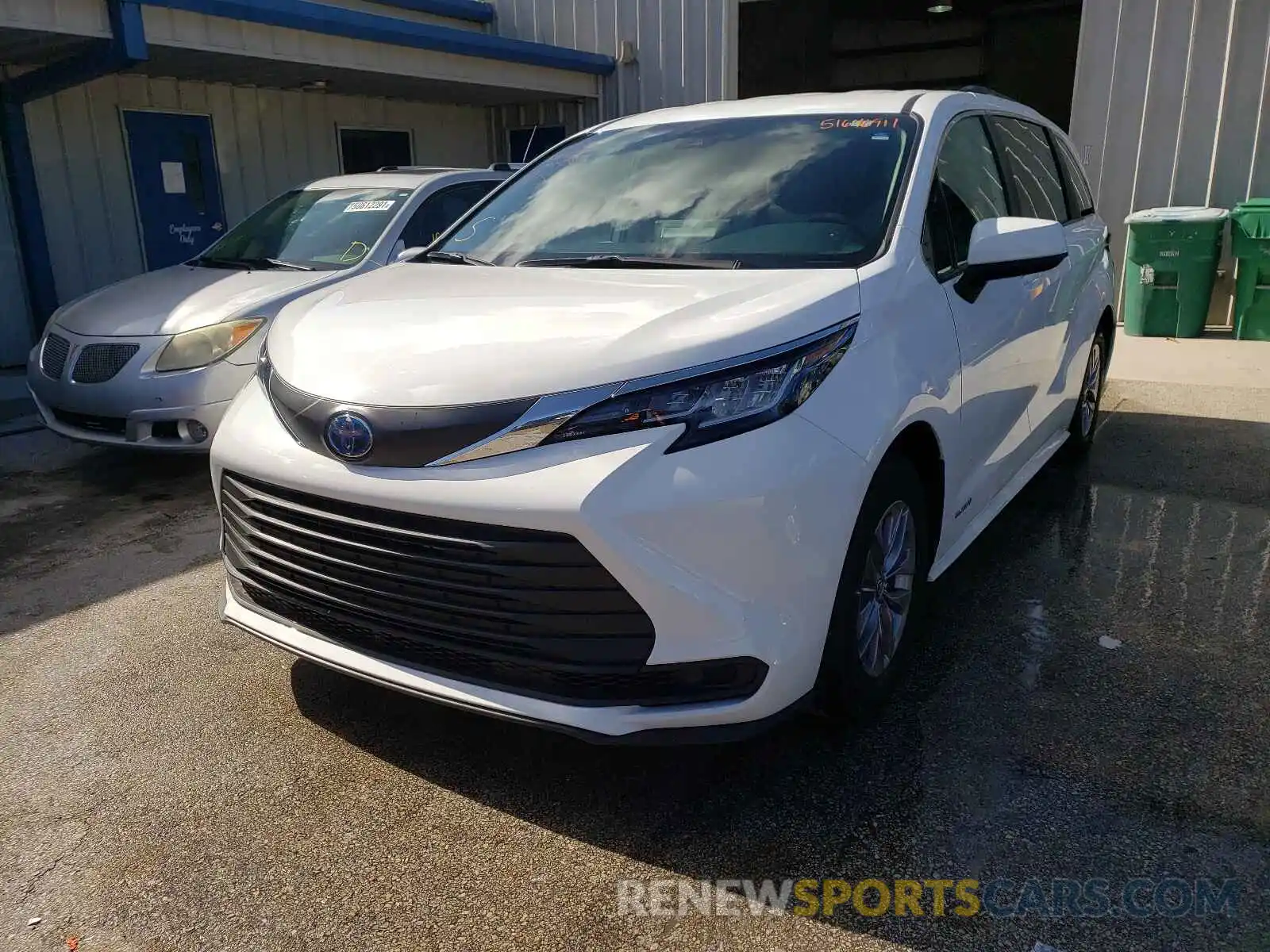 2 Photograph of a damaged car 5TDKRKEC0MS001908 TOYOTA SIENNA 2021