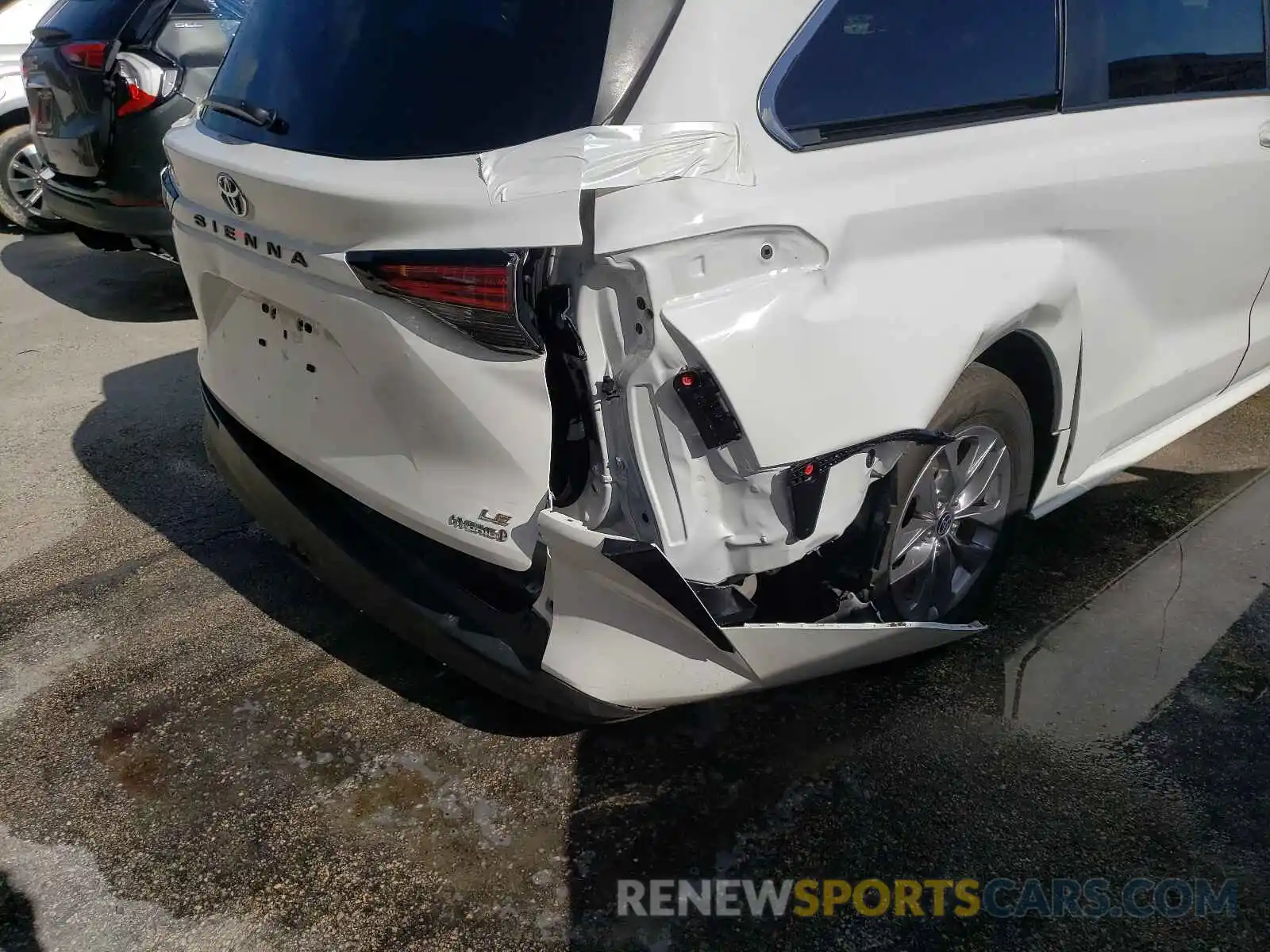 9 Photograph of a damaged car 5TDKRKEC0MS001908 TOYOTA SIENNA 2021