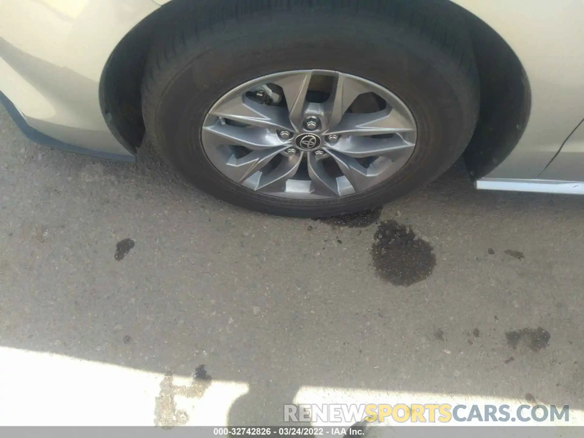 13 Photograph of a damaged car 5TDKRKEC0MS036691 TOYOTA SIENNA 2021