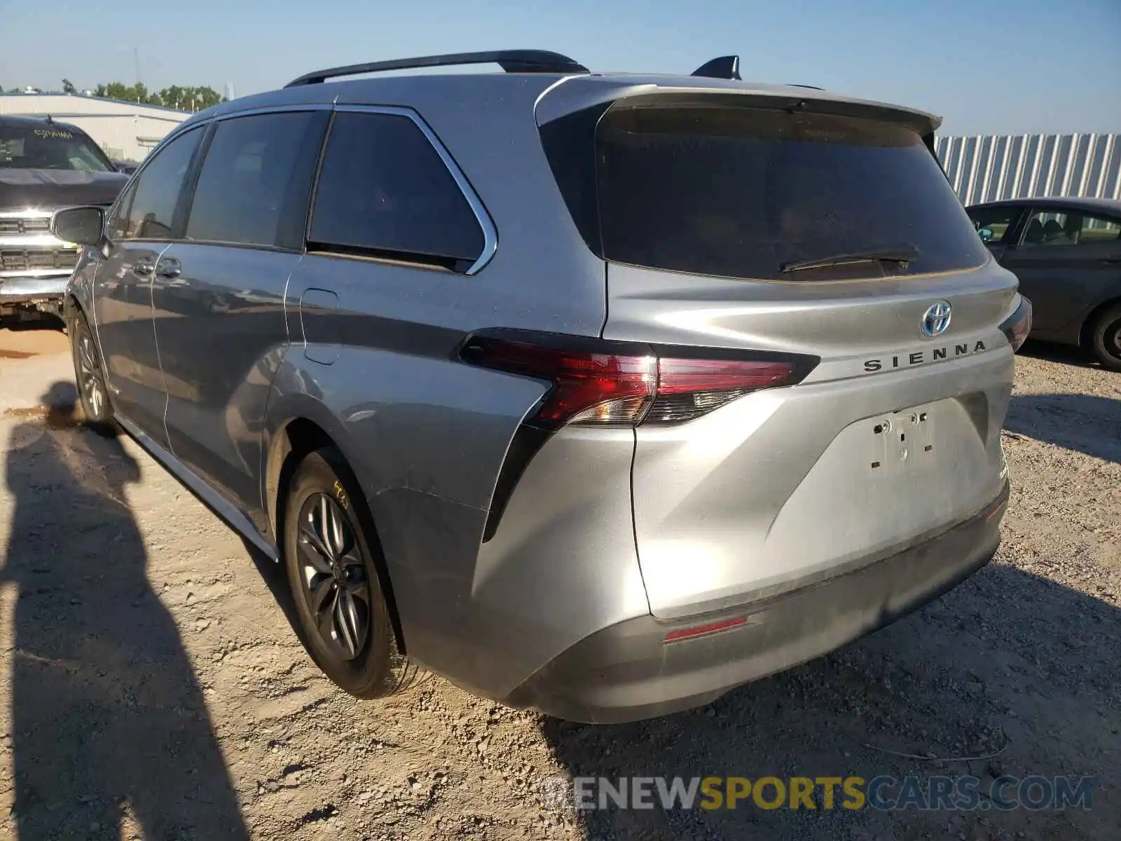 3 Photograph of a damaged car 5TDKRKEC1MS004994 TOYOTA SIENNA 2021