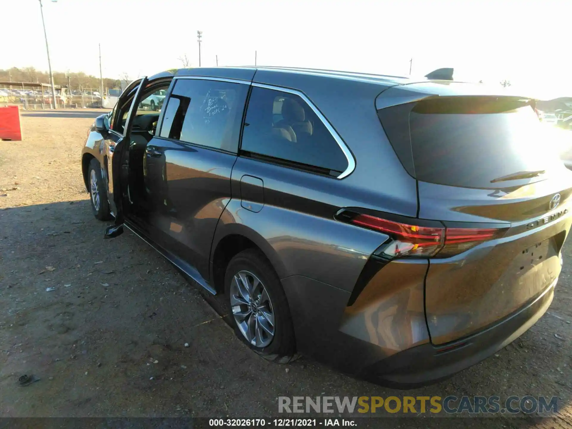 3 Фотография поврежденного автомобиля 5TDKRKEC1MS045643 TOYOTA SIENNA 2021