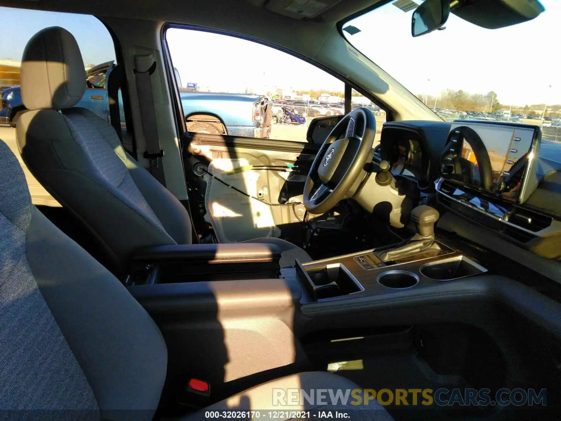 5 Photograph of a damaged car 5TDKRKEC1MS045643 TOYOTA SIENNA 2021