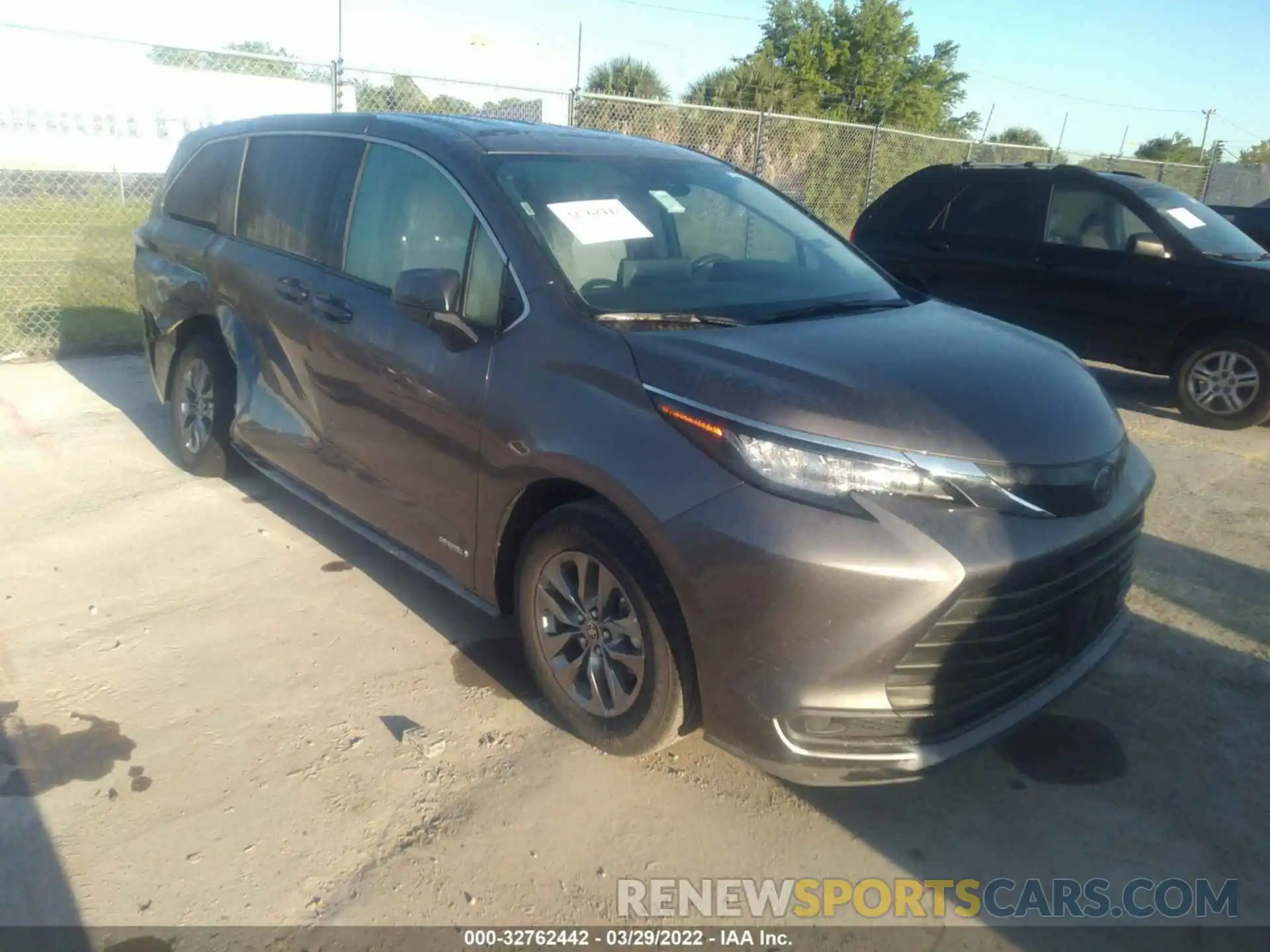 1 Photograph of a damaged car 5TDKRKEC1MS045724 TOYOTA SIENNA 2021