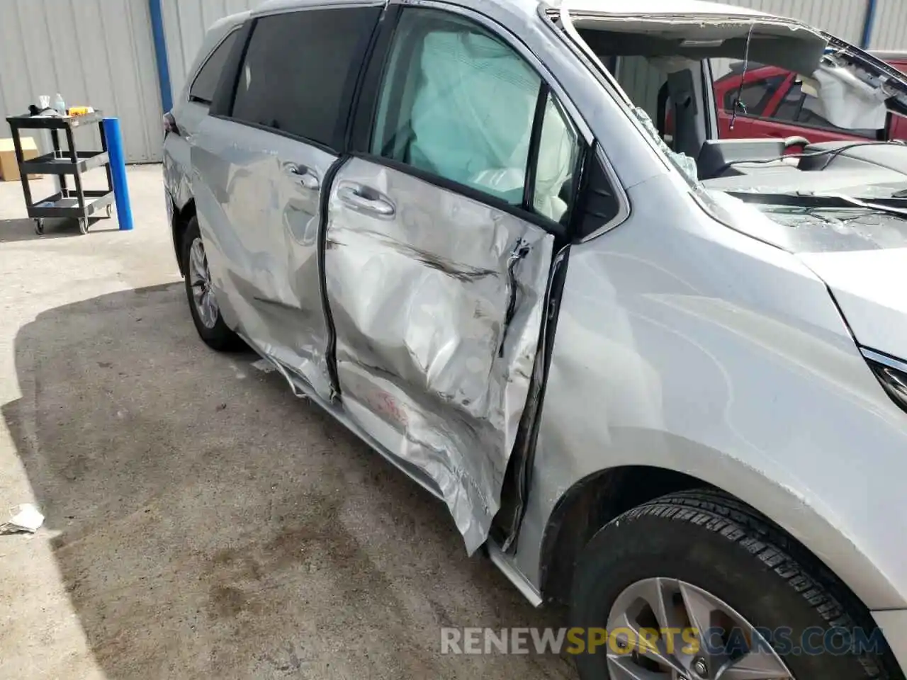 9 Photograph of a damaged car 5TDKRKEC1MS063463 TOYOTA SIENNA 2021