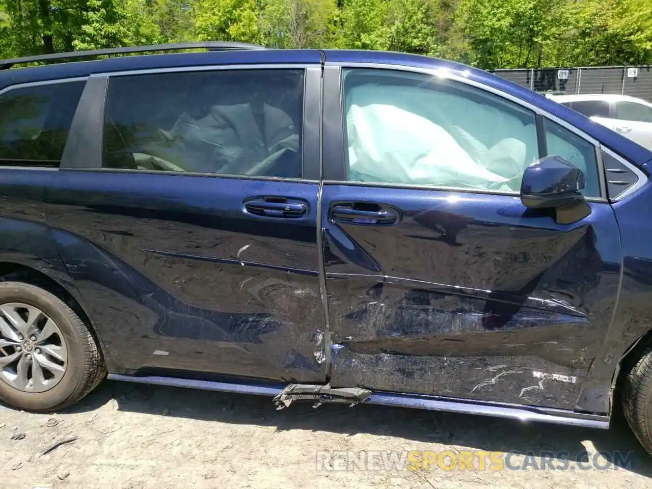 9 Photograph of a damaged car 5TDKRKEC1MS069912 TOYOTA SIENNA 2021